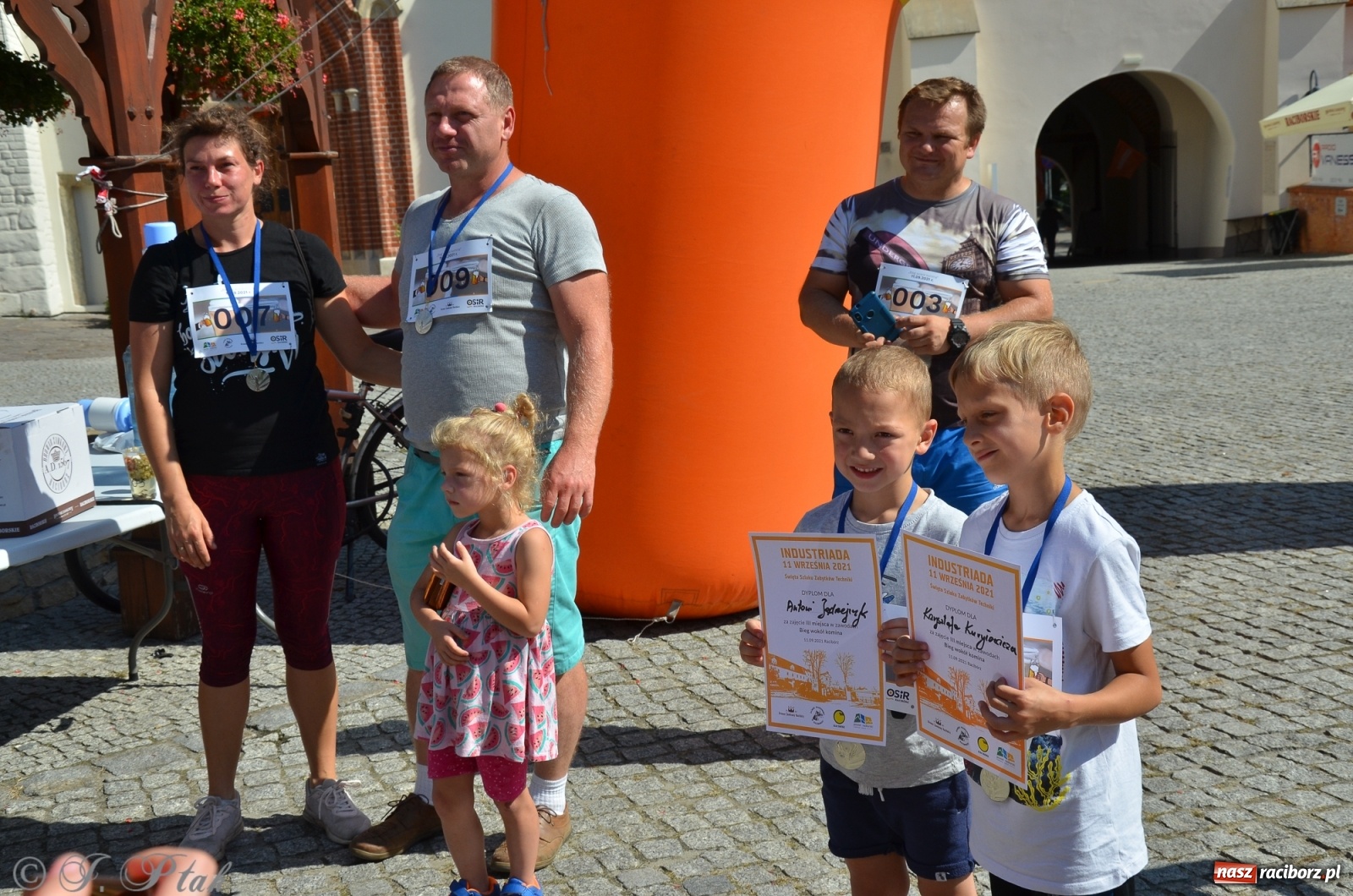 Zdjęcie w galerii na portalu naszraciborz.pl: Jedenastu śmiałków w biegu wokół komina wiadomości z regionu