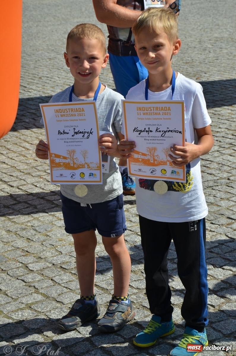 Zdjęcie w galerii na portalu naszraciborz.pl: Jedenastu śmiałków w biegu wokół komina wiadomości z regionu