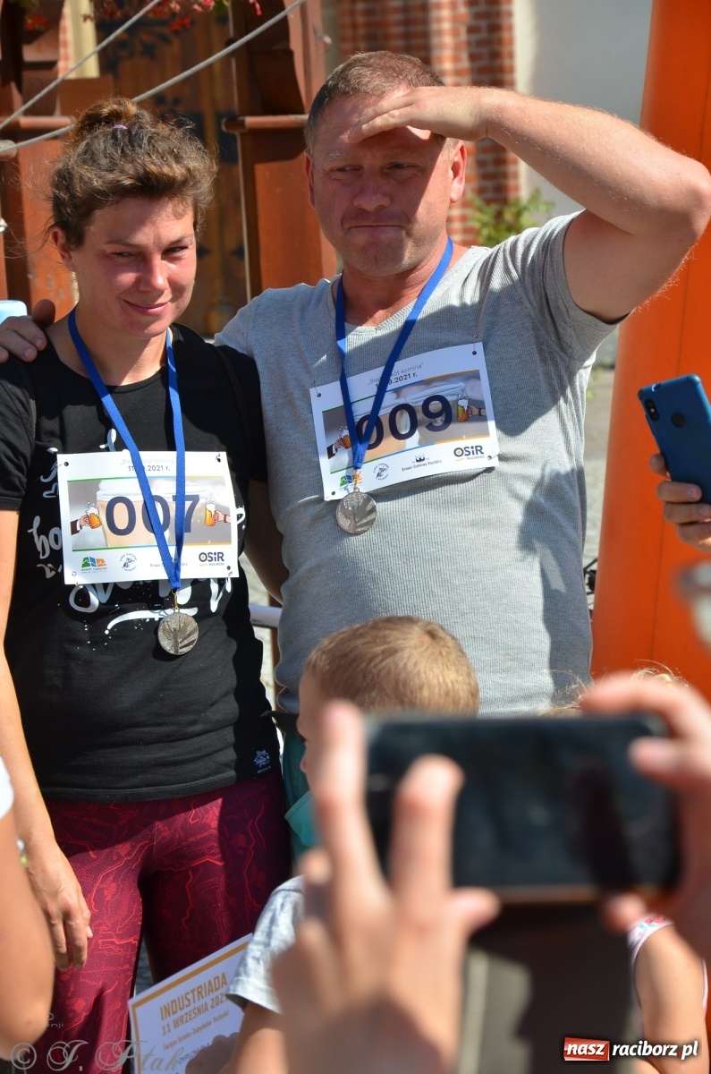 Zdjęcie w galerii na portalu naszraciborz.pl: Jedenastu śmiałków w biegu wokół komina wiadomości z regionu