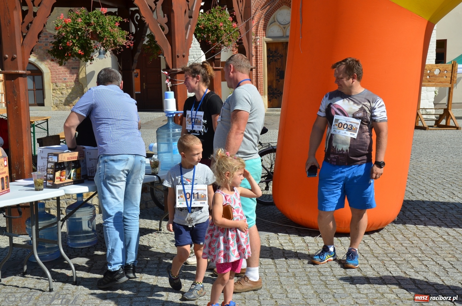 Zdjęcie w galerii na portalu naszraciborz.pl: Jedenastu śmiałków w biegu wokół komina wiadomości z regionu