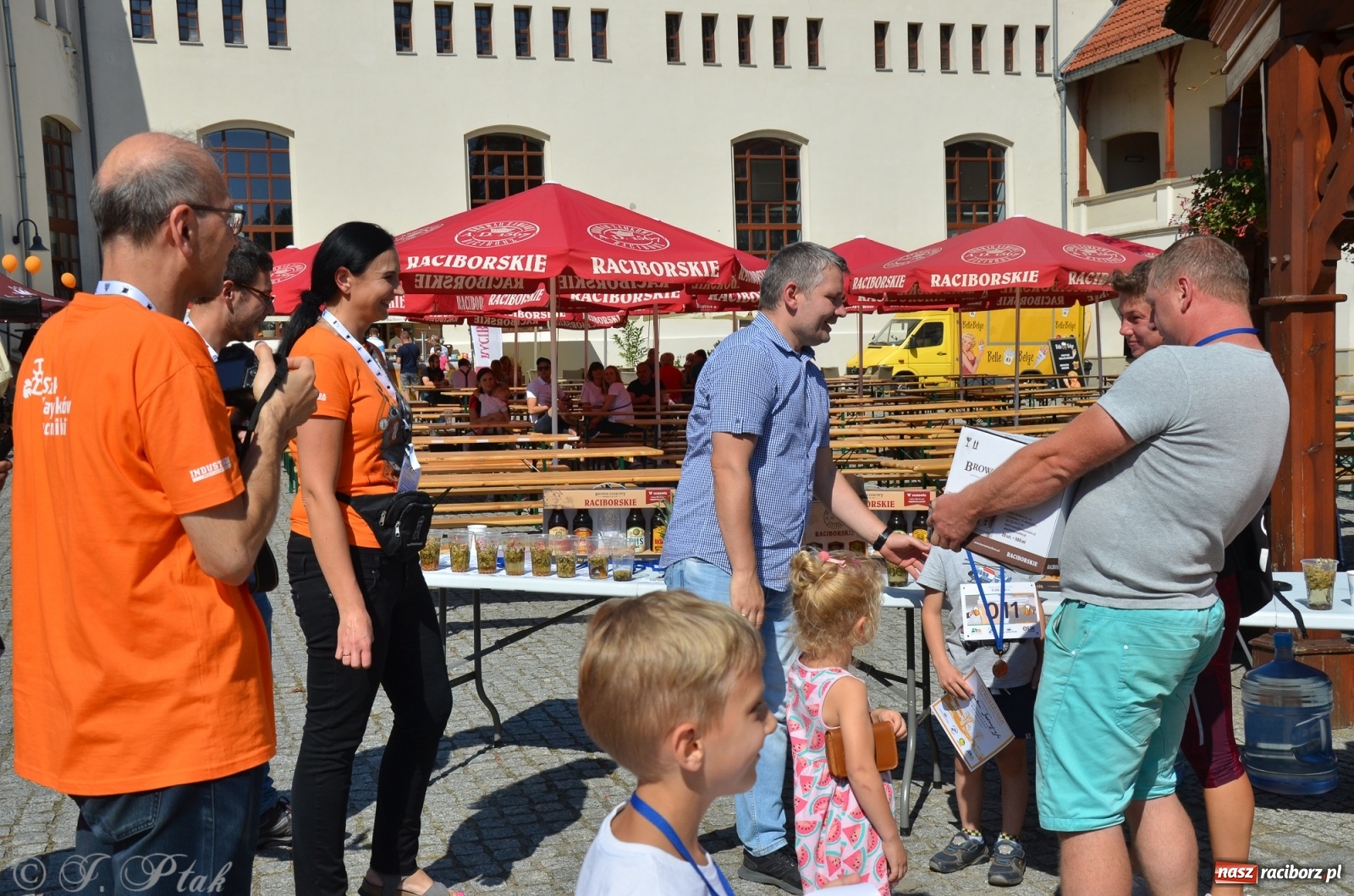 Zdjęcie w galerii na portalu naszraciborz.pl: Jedenastu śmiałków w biegu wokół komina wiadomości z regionu