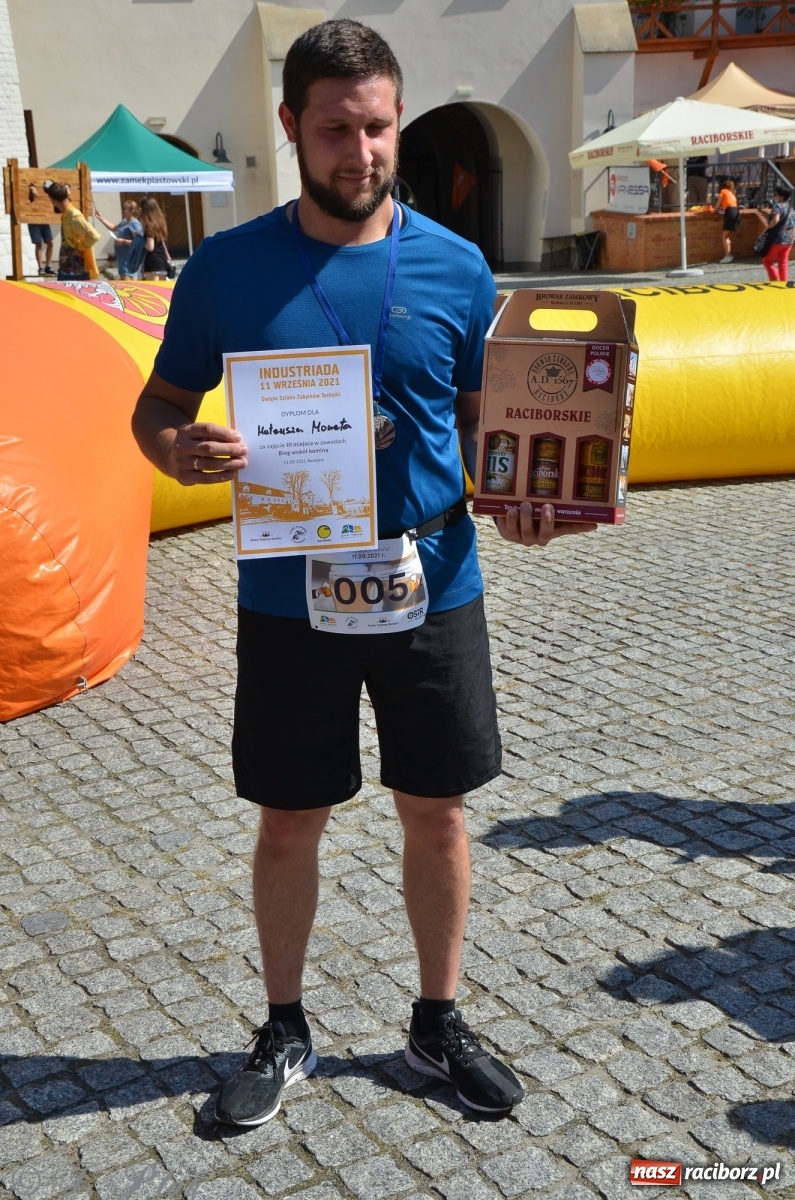 Zdjęcie w galerii na portalu naszraciborz.pl: Jedenastu śmiałków w biegu wokół komina wiadomości z regionu