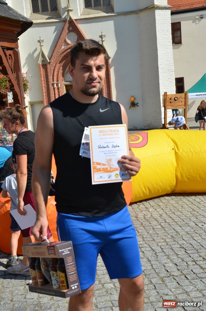 Zdjęcie w galerii na portalu naszraciborz.pl: Jedenastu śmiałków w biegu wokół komina wiadomości z regionu