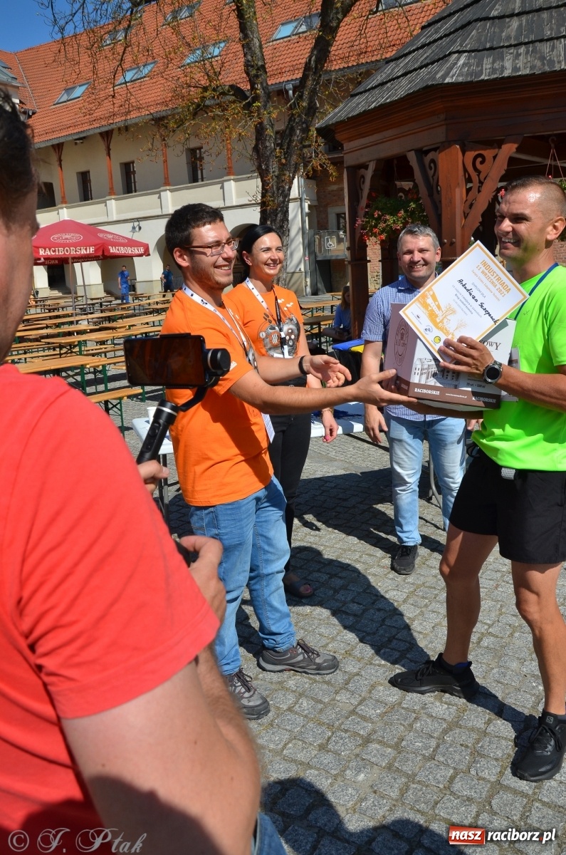 Zdjęcie w galerii na portalu naszraciborz.pl: Jedenastu śmiałków w biegu wokół komina wiadomości z regionu