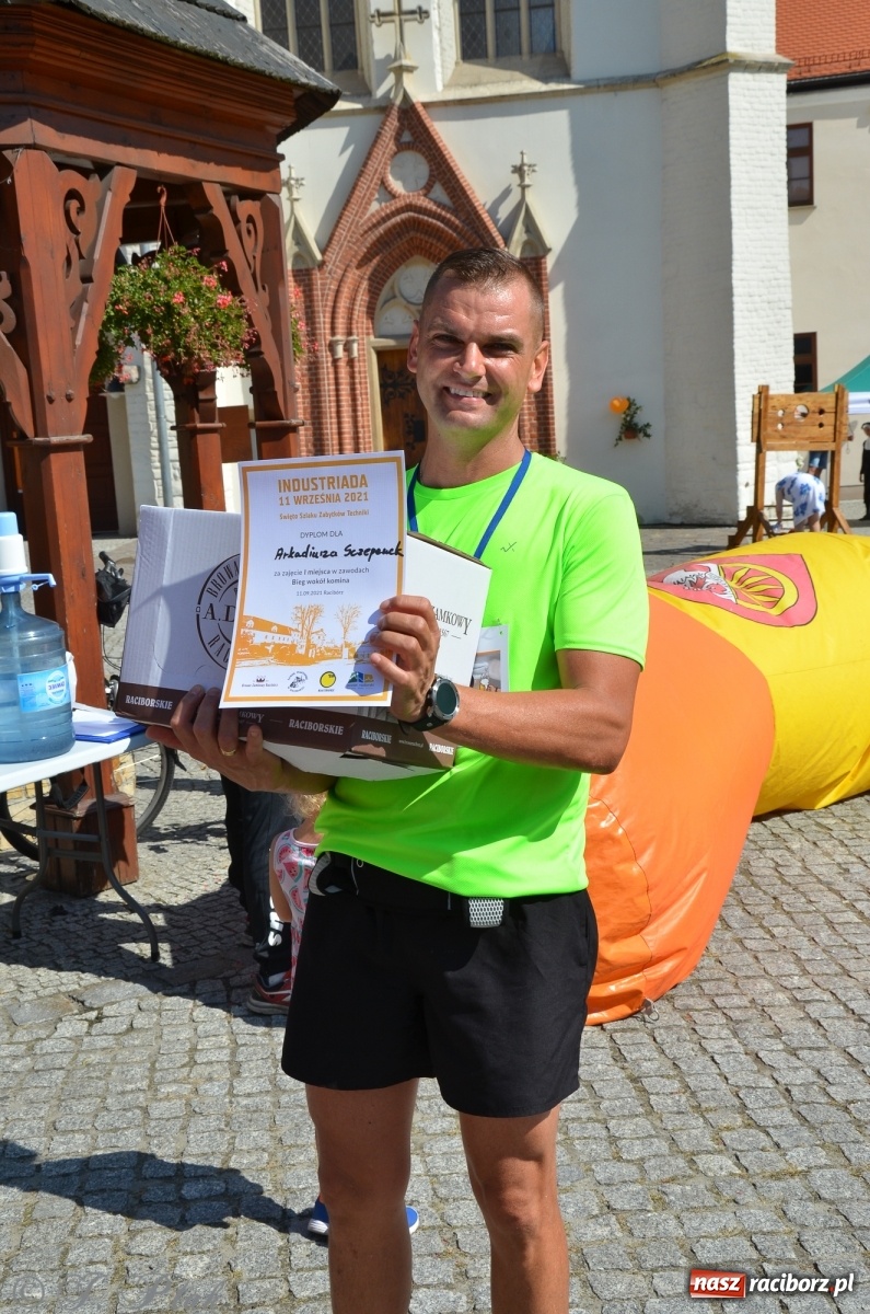 Zdjęcie w galerii na portalu naszraciborz.pl: Jedenastu śmiałków w biegu wokół komina wiadomości z regionu