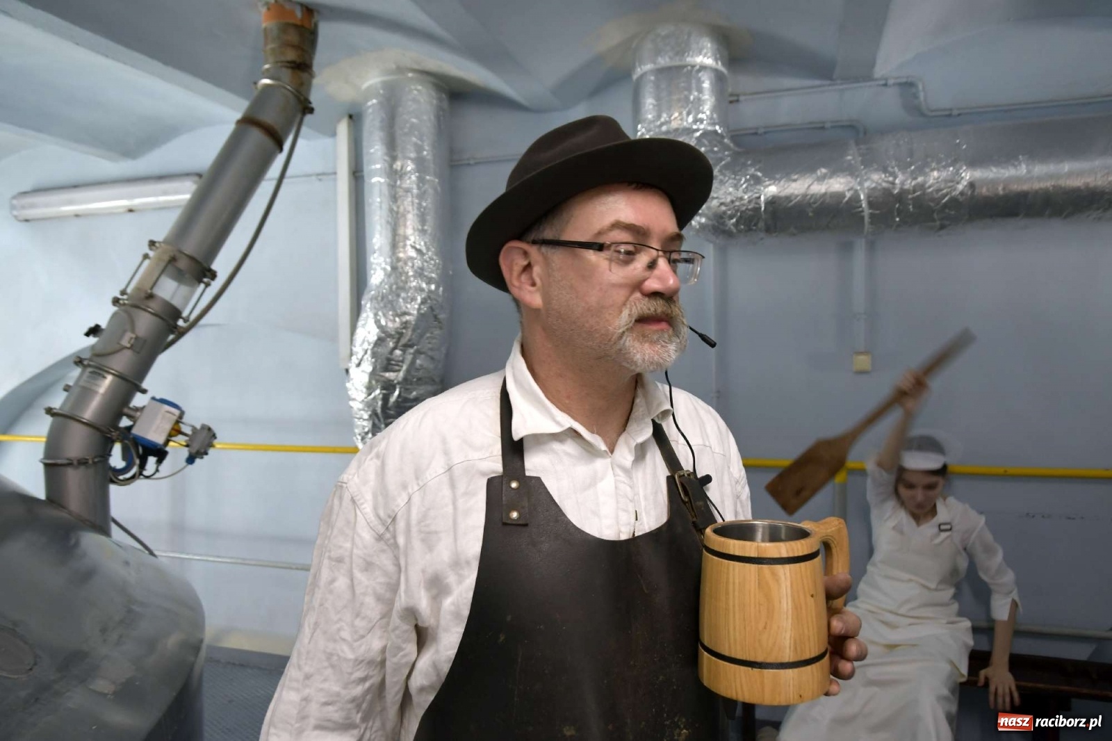 Zdjęcie w galerii na portalu naszraciborz.pl: Mistrz Kaufmann wrócił do browaru w Raciborzu. Zwiedzanie z historycznymi postaciami [WIDEO] wiadomości z regionu