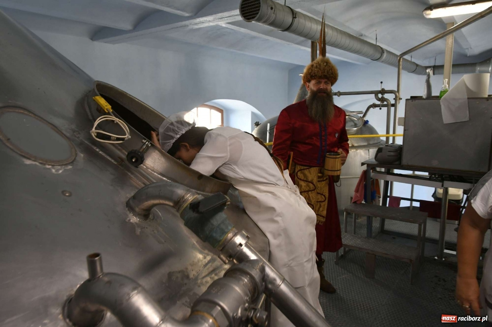 Zdjęcie w galerii na portalu naszraciborz.pl: Mistrz Kaufmann wrócił do browaru w Raciborzu. Zwiedzanie z historycznymi postaciami [WIDEO] wiadomości z regionu