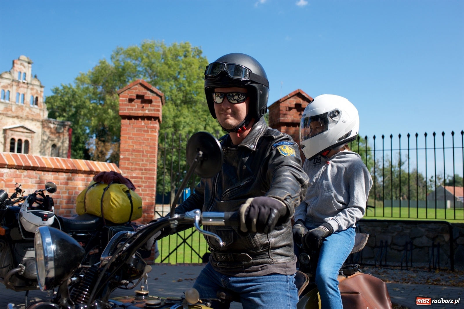 Zdjęcie w galerii na portalu naszraciborz.pl: Starych pojazdów czar. Rajd Pruski zawitał do Tworkowa [FOTO] wiadomości z regionu