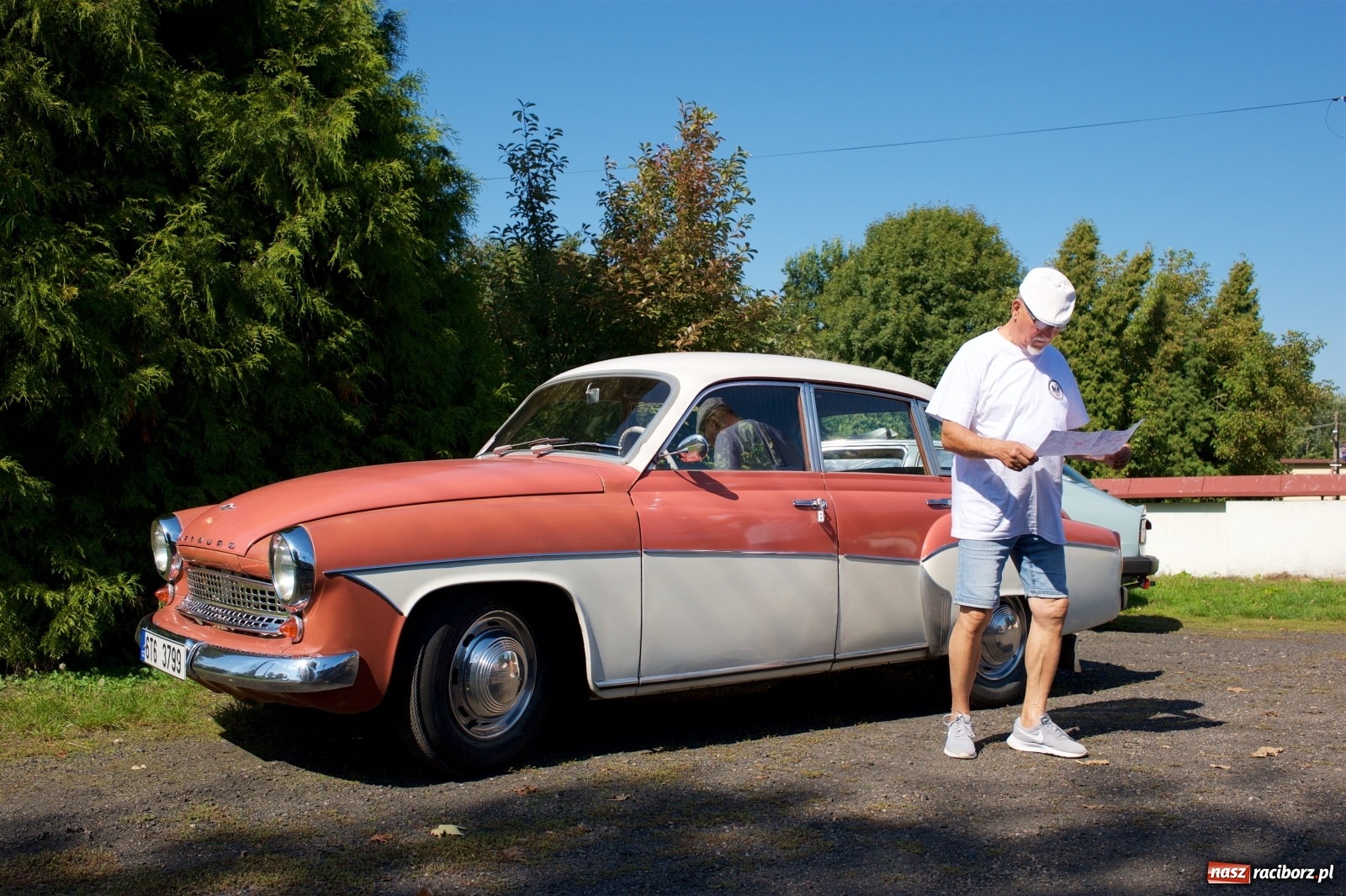 Zdjęcie w galerii na portalu naszraciborz.pl: Starych pojazdów czar. Rajd Pruski zawitał do Tworkowa [FOTO] wiadomości z regionu