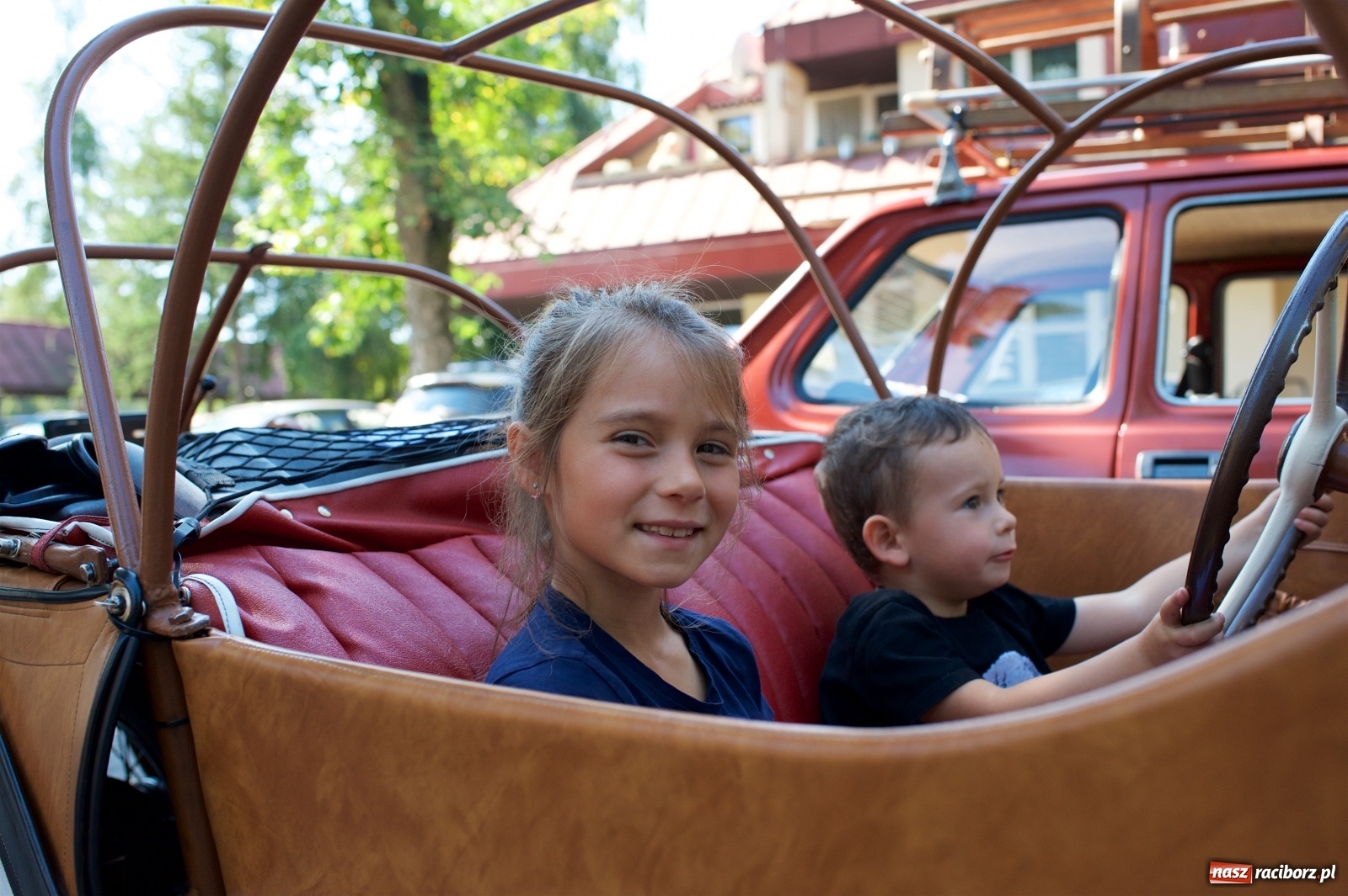 Zdjęcie w galerii na portalu naszraciborz.pl: Starych pojazdów czar. Rajd Pruski zawitał do Tworkowa [FOTO] wiadomości z regionu