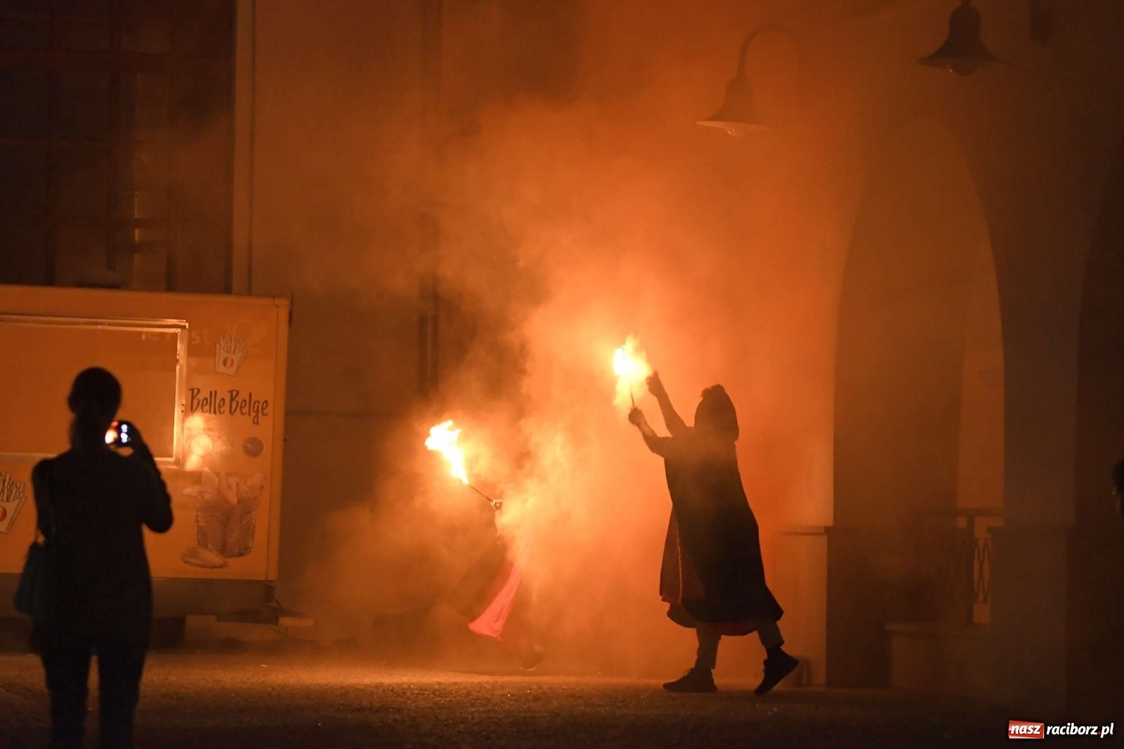 Zdjęcie w galerii na portalu naszraciborz.pl: Inscenizacja pożaru zamku w Raciborzu [FOTO i WIDEO] wiadomości z regionu