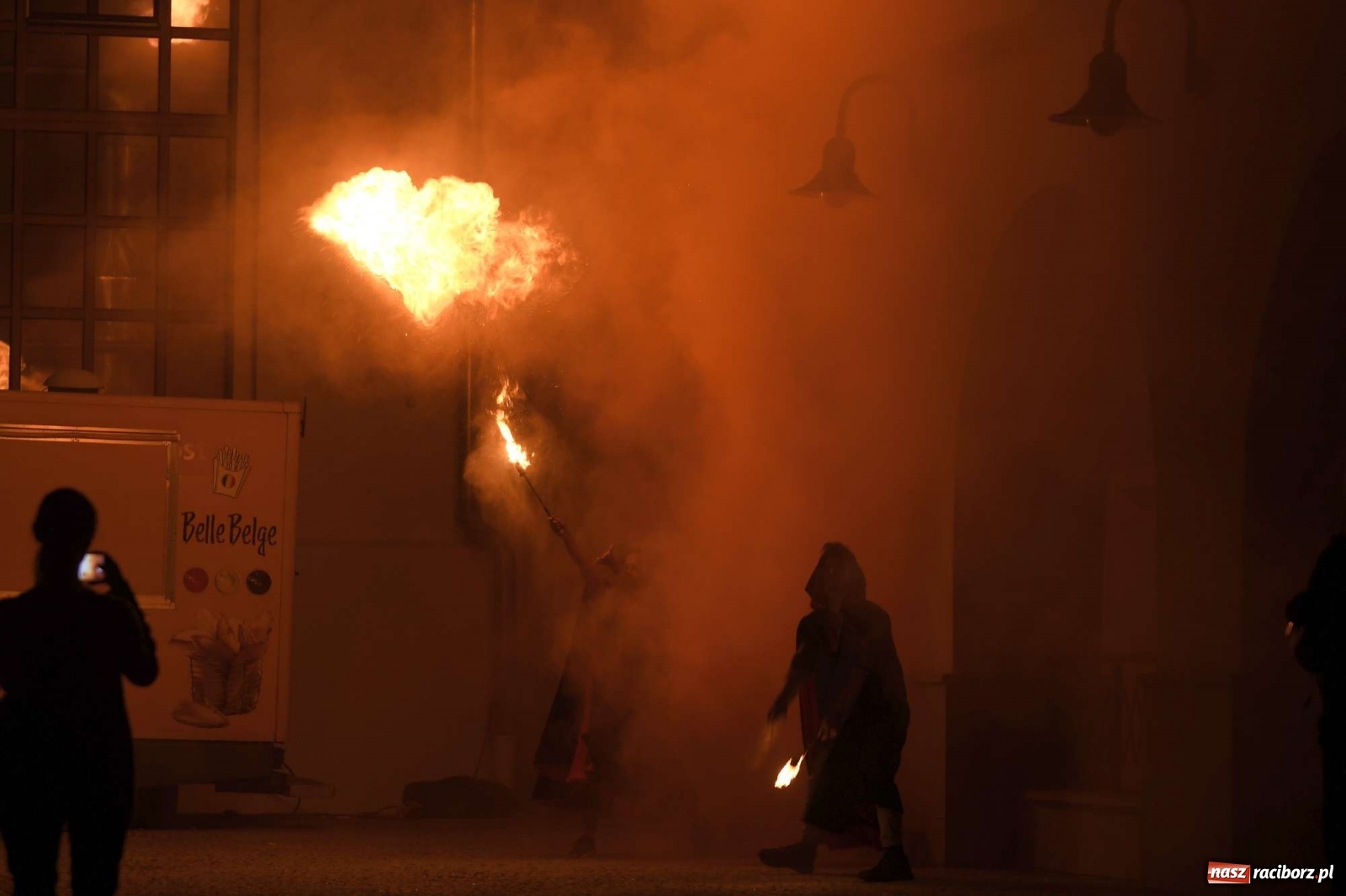 Zdjęcie w galerii na portalu naszraciborz.pl: Inscenizacja pożaru zamku w Raciborzu [FOTO i WIDEO] wiadomości z regionu