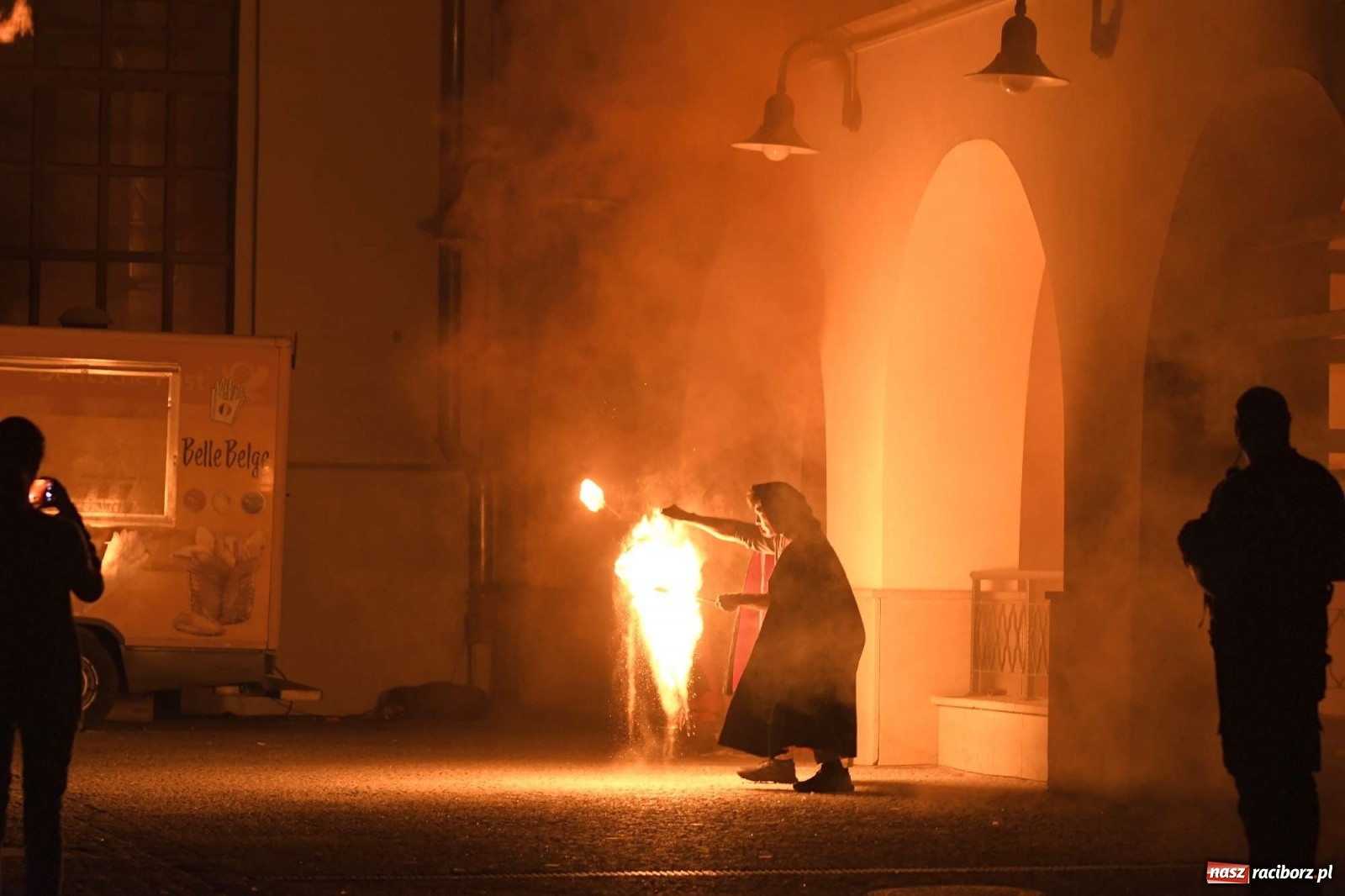 Zdjęcie w galerii na portalu naszraciborz.pl: Inscenizacja pożaru zamku w Raciborzu [FOTO i WIDEO] wiadomości z regionu
