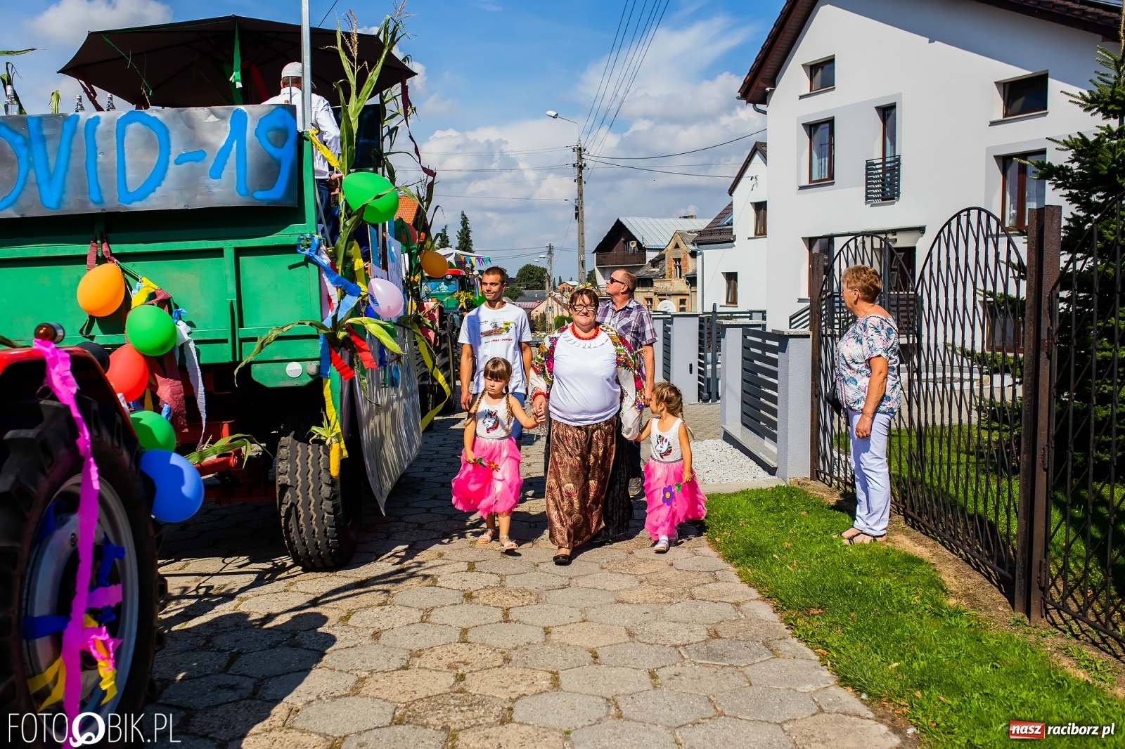 Zdjęcie w galerii na portalu naszraciborz.pl: Dożynki sołeckie w Borucinie. Spontaniczny długi korowód [FOTO i WIDEO] wiadomości z regionu