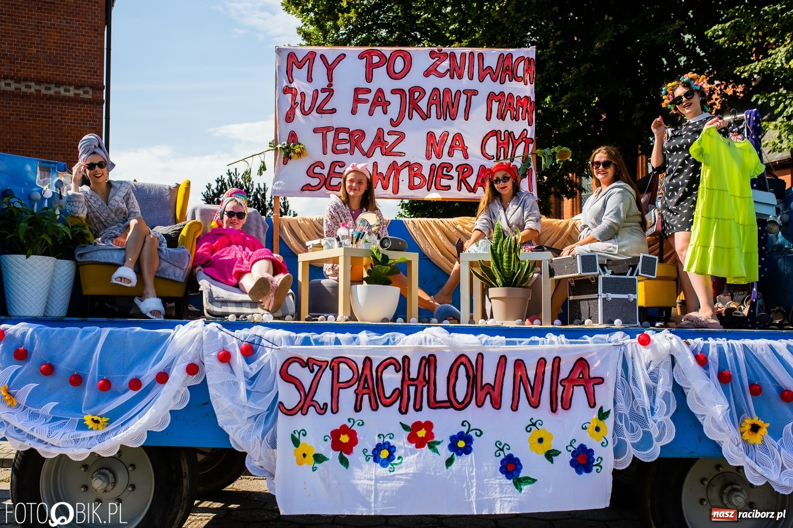 Zdjęcie w galerii na portalu naszraciborz.pl: Dożynki sołeckie w Borucinie. Spontaniczny długi korowód [FOTO i WIDEO] wiadomości z regionu