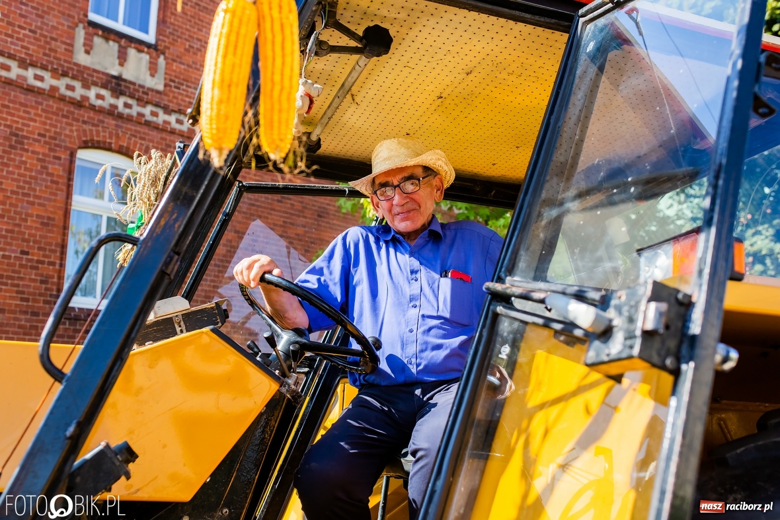 Zdjęcie w galerii na portalu naszraciborz.pl: Dożynki sołeckie w Borucinie. Spontaniczny długi korowód [FOTO i WIDEO] wiadomości z regionu