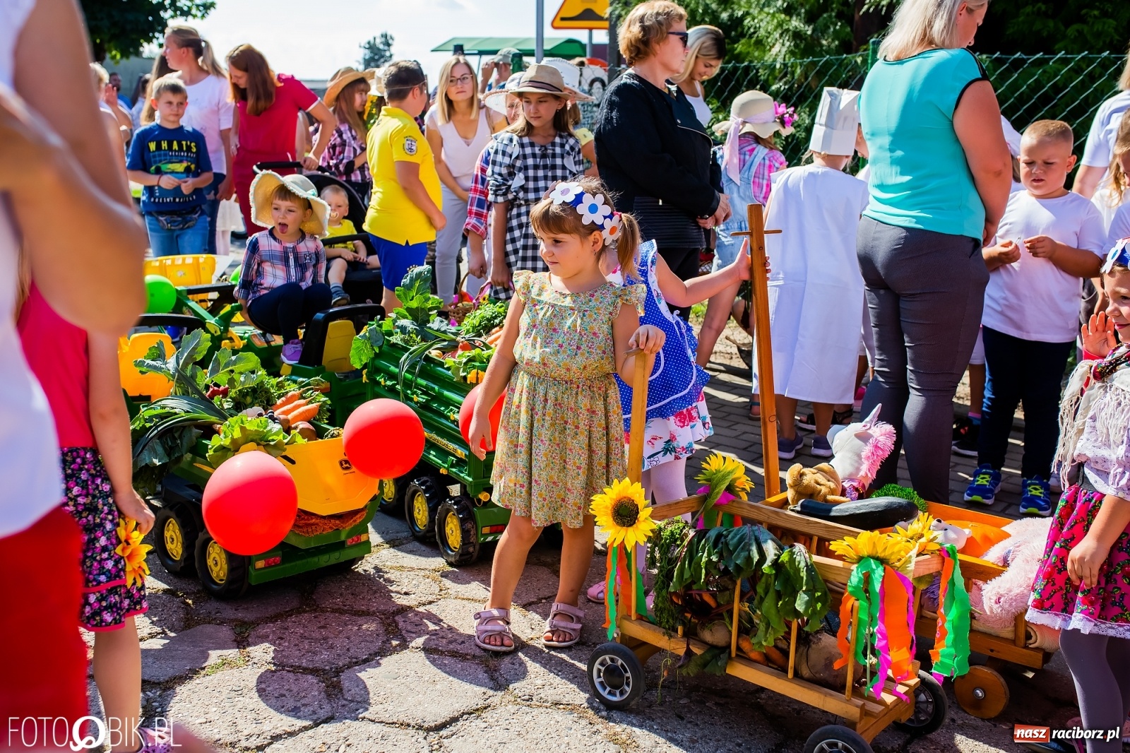 Zdjęcie w galerii na portalu naszraciborz.pl: Dożynki sołeckie w Borucinie. Spontaniczny długi korowód [FOTO i WIDEO] wiadomości z regionu