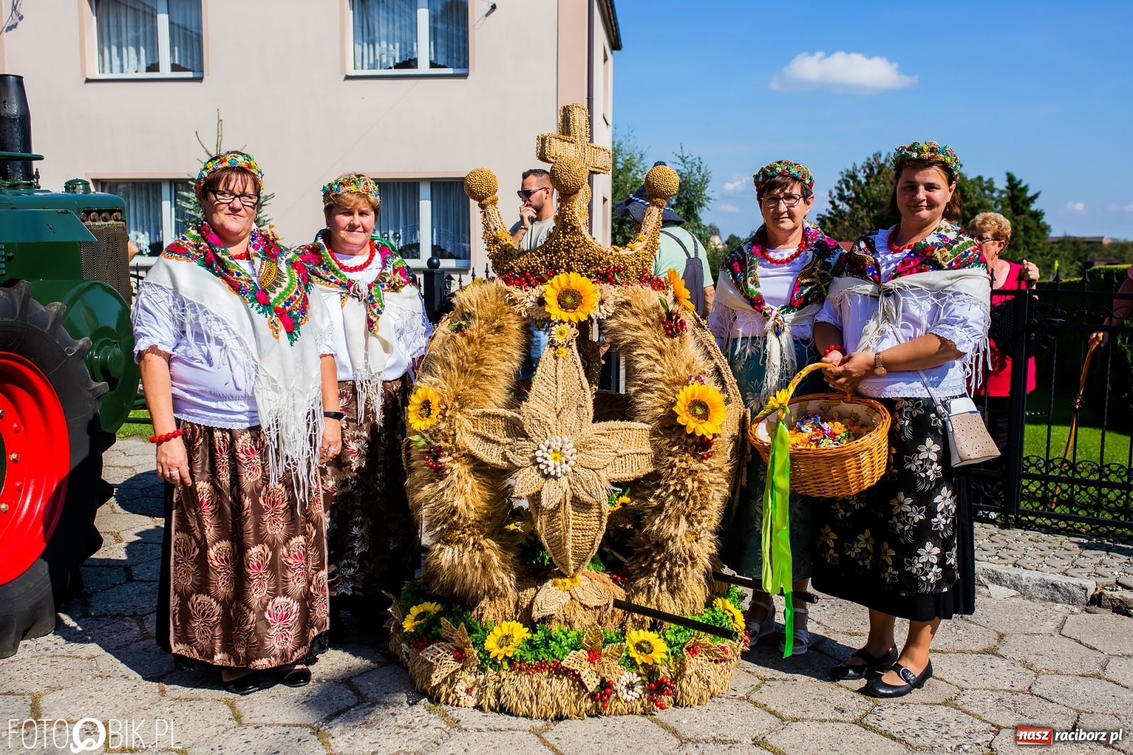 Zdjęcie w galerii na portalu naszraciborz.pl: Dożynki sołeckie w Borucinie. Spontaniczny długi korowód [FOTO i WIDEO] wiadomości z regionu