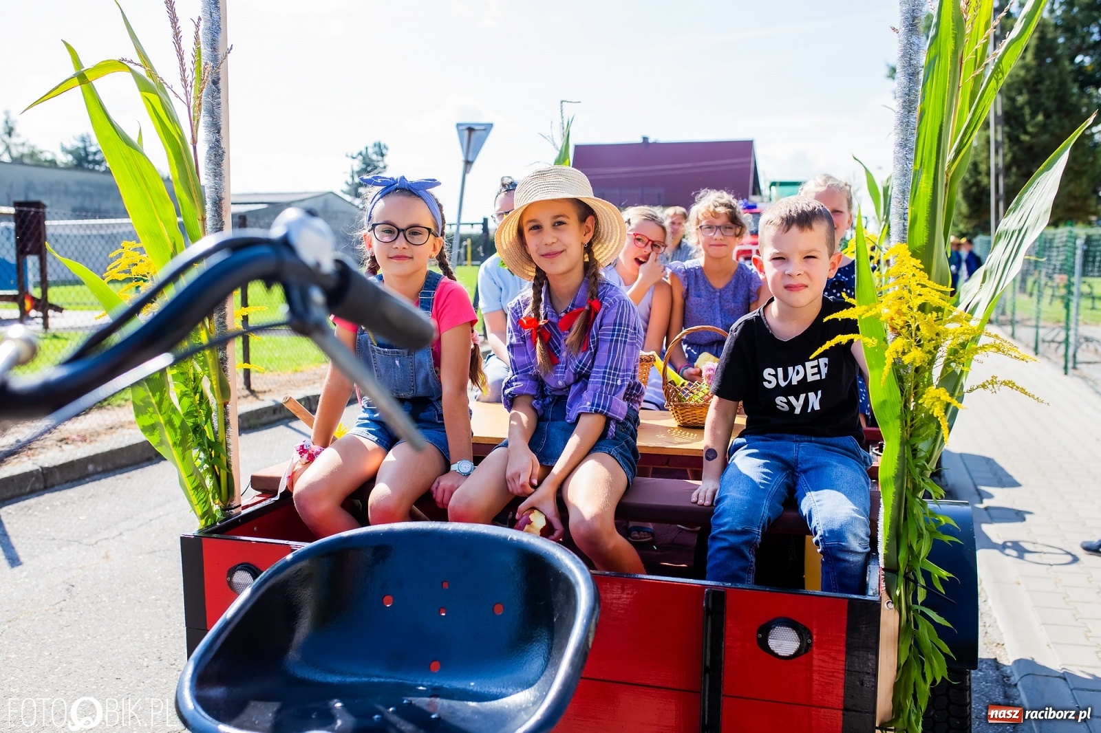 Zdjęcie w galerii na portalu naszraciborz.pl: Dożynki sołeckie w Borucinie. Spontaniczny długi korowód [FOTO i WIDEO] wiadomości z regionu