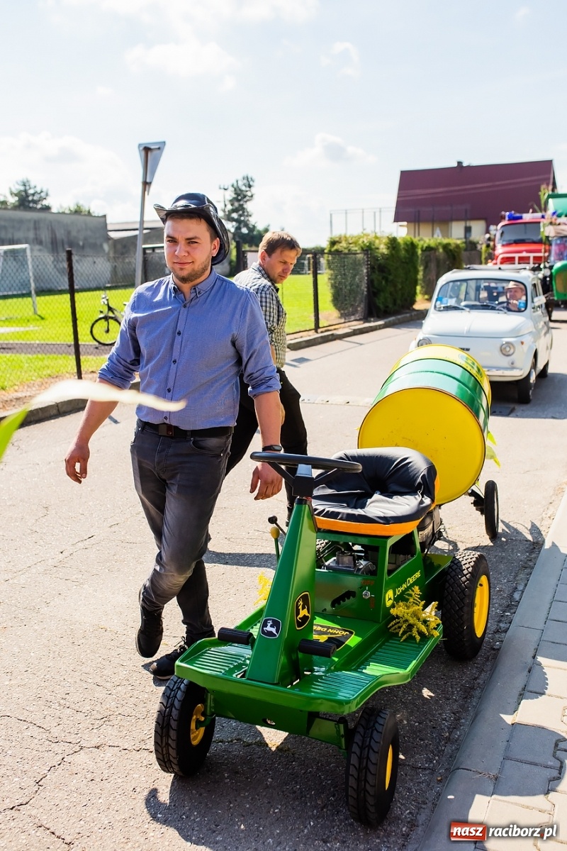 Zdjęcie w galerii na portalu naszraciborz.pl: Dożynki sołeckie w Borucinie. Spontaniczny długi korowód [FOTO i WIDEO] wiadomości z regionu