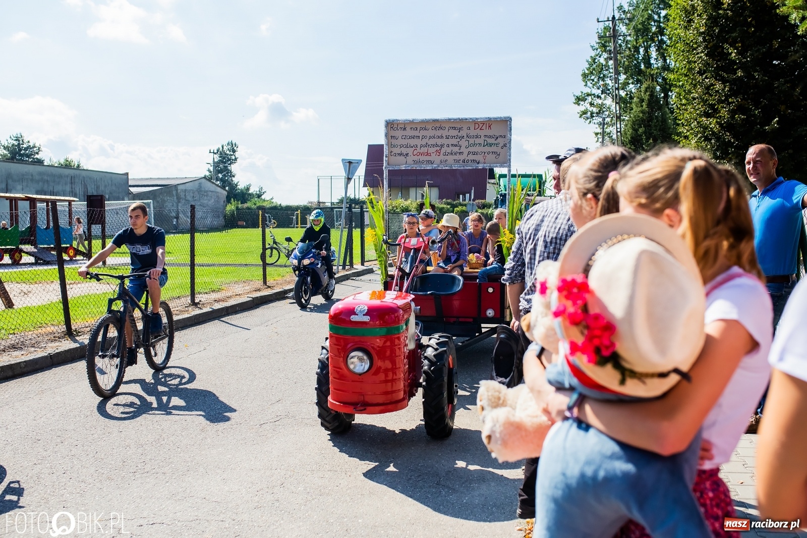 Zdjęcie w galerii na portalu naszraciborz.pl: Dożynki sołeckie w Borucinie. Spontaniczny długi korowód [FOTO i WIDEO] wiadomości z regionu