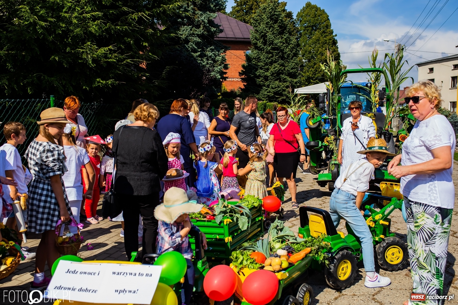 Zdjęcie w galerii na portalu naszraciborz.pl: Dożynki sołeckie w Borucinie. Spontaniczny długi korowód [FOTO i WIDEO] wiadomości z regionu