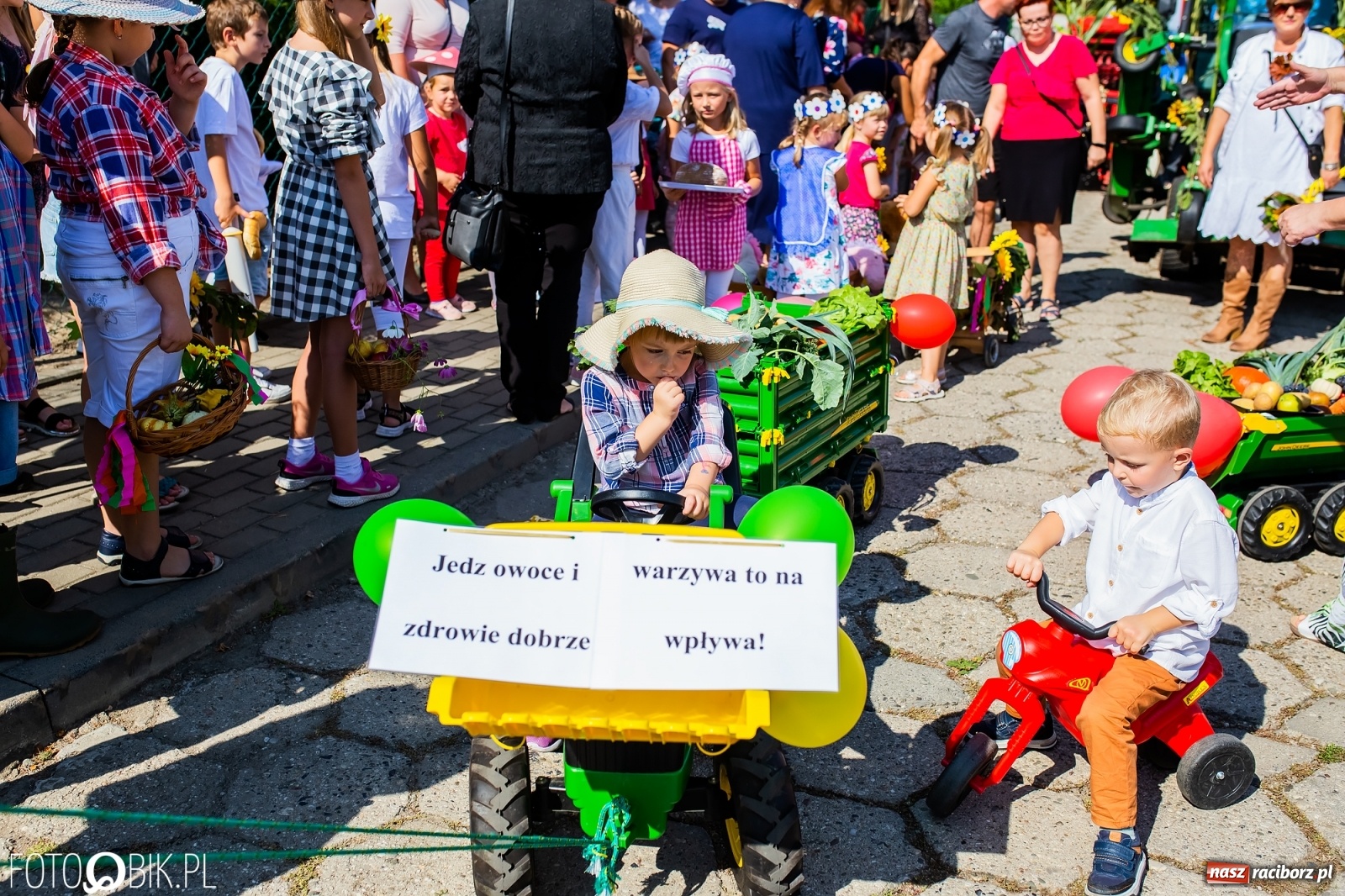 Zdjęcie w galerii na portalu naszraciborz.pl: Dożynki sołeckie w Borucinie. Spontaniczny długi korowód [FOTO i WIDEO] wiadomości z regionu