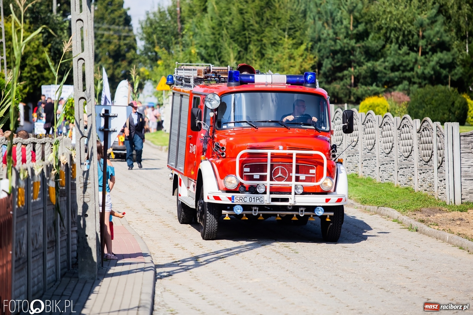Zdjęcie w galerii na portalu naszraciborz.pl: Dożynki sołeckie w Borucinie. Spontaniczny długi korowód [FOTO i WIDEO] wiadomości z regionu