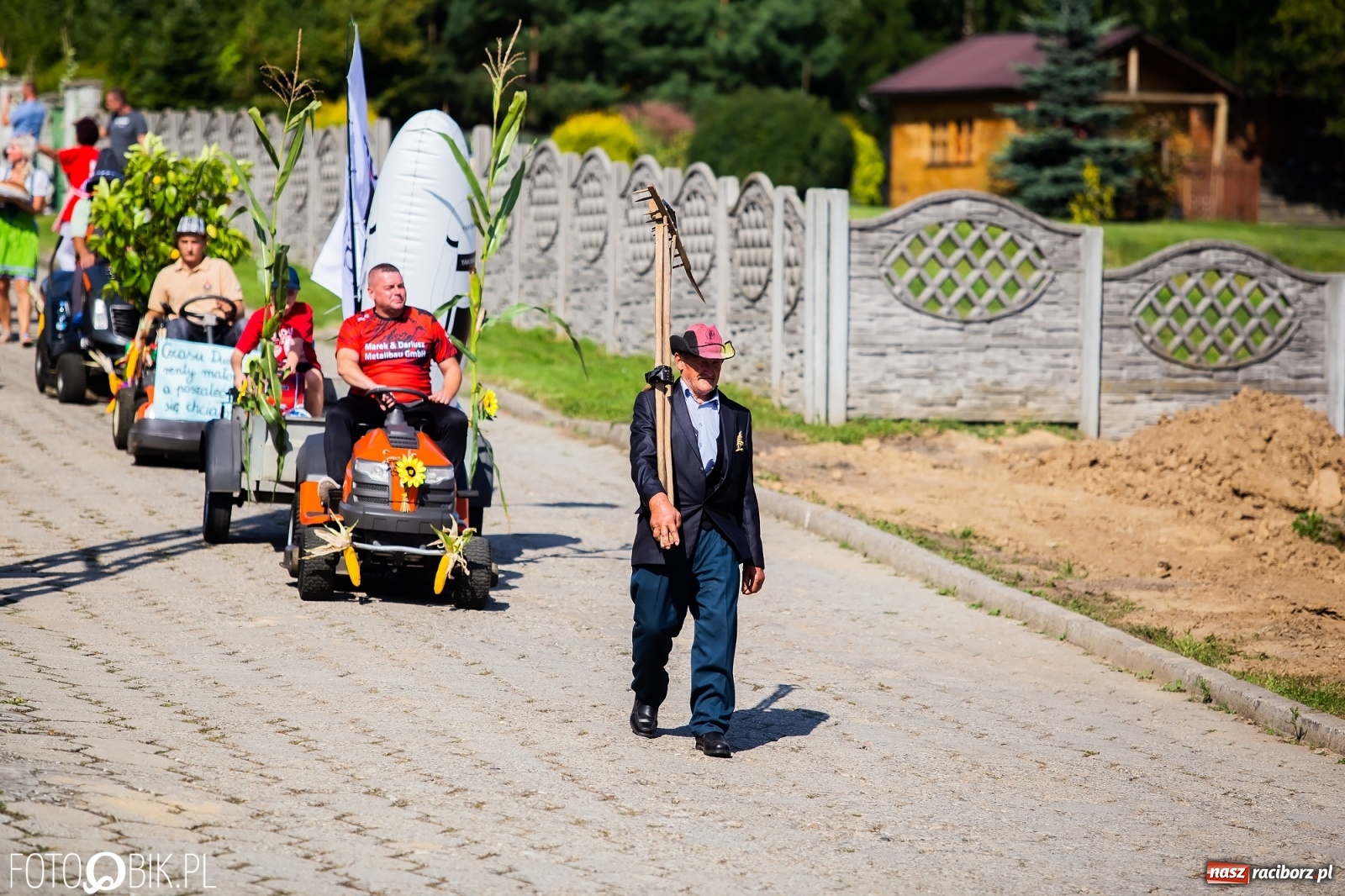 Zdjęcie w galerii na portalu naszraciborz.pl: Dożynki sołeckie w Borucinie. Spontaniczny długi korowód [FOTO i WIDEO] wiadomości z regionu