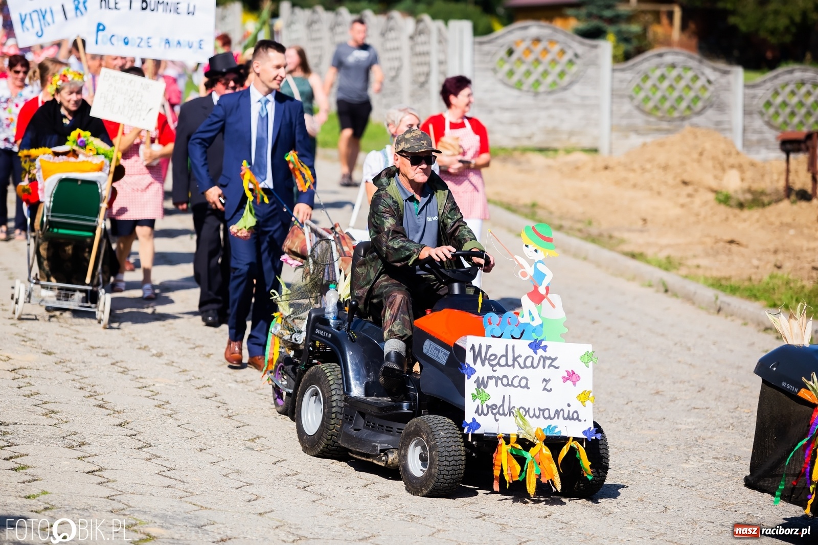 Zdjęcie w galerii na portalu naszraciborz.pl: Dożynki sołeckie w Borucinie. Spontaniczny długi korowód [FOTO i WIDEO] wiadomości z regionu