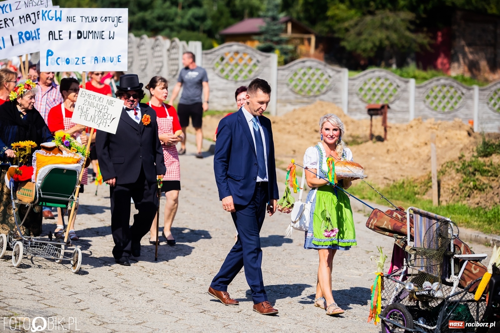 Zdjęcie w galerii na portalu naszraciborz.pl: Dożynki sołeckie w Borucinie. Spontaniczny długi korowód [FOTO i WIDEO] wiadomości z regionu