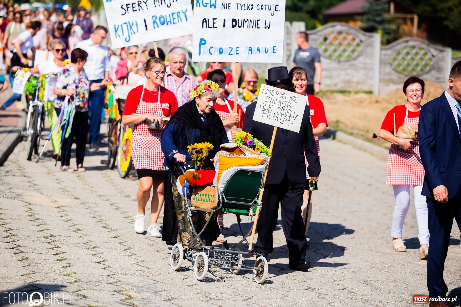 Zdjęcie w galerii na portalu naszraciborz.pl: Dożynki sołeckie w Borucinie. Spontaniczny długi korowód [FOTO i WIDEO] wiadomości z regionu