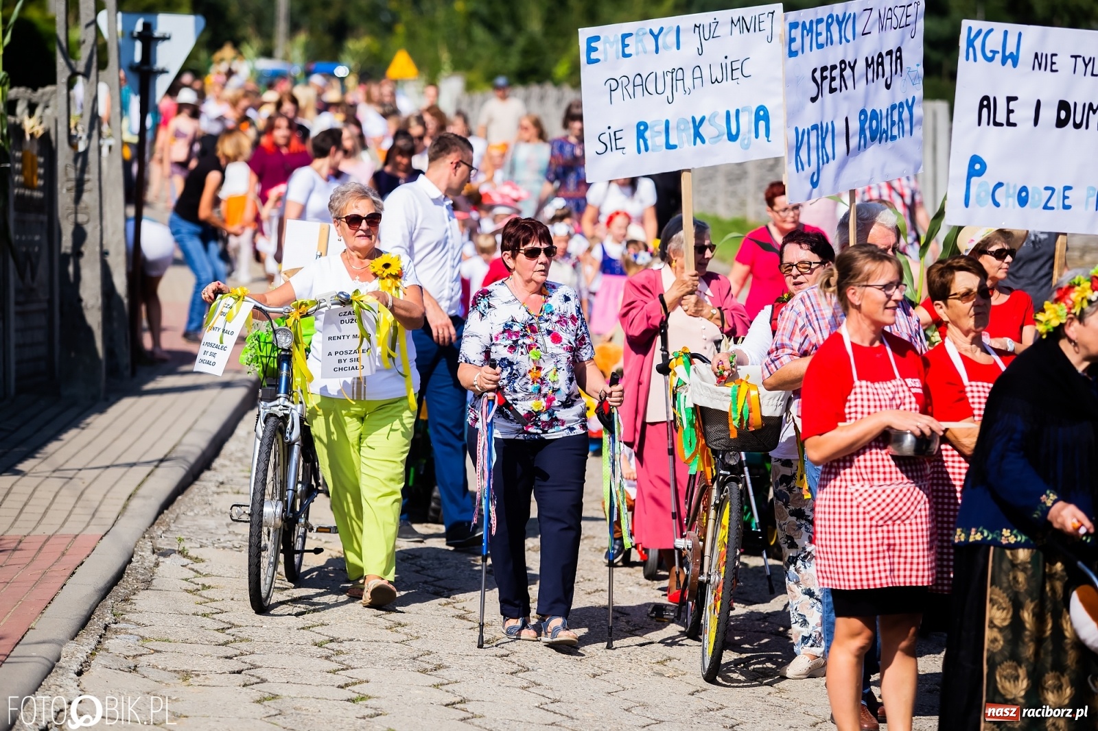Zdjęcie w galerii na portalu naszraciborz.pl: Dożynki sołeckie w Borucinie. Spontaniczny długi korowód [FOTO i WIDEO] wiadomości z regionu