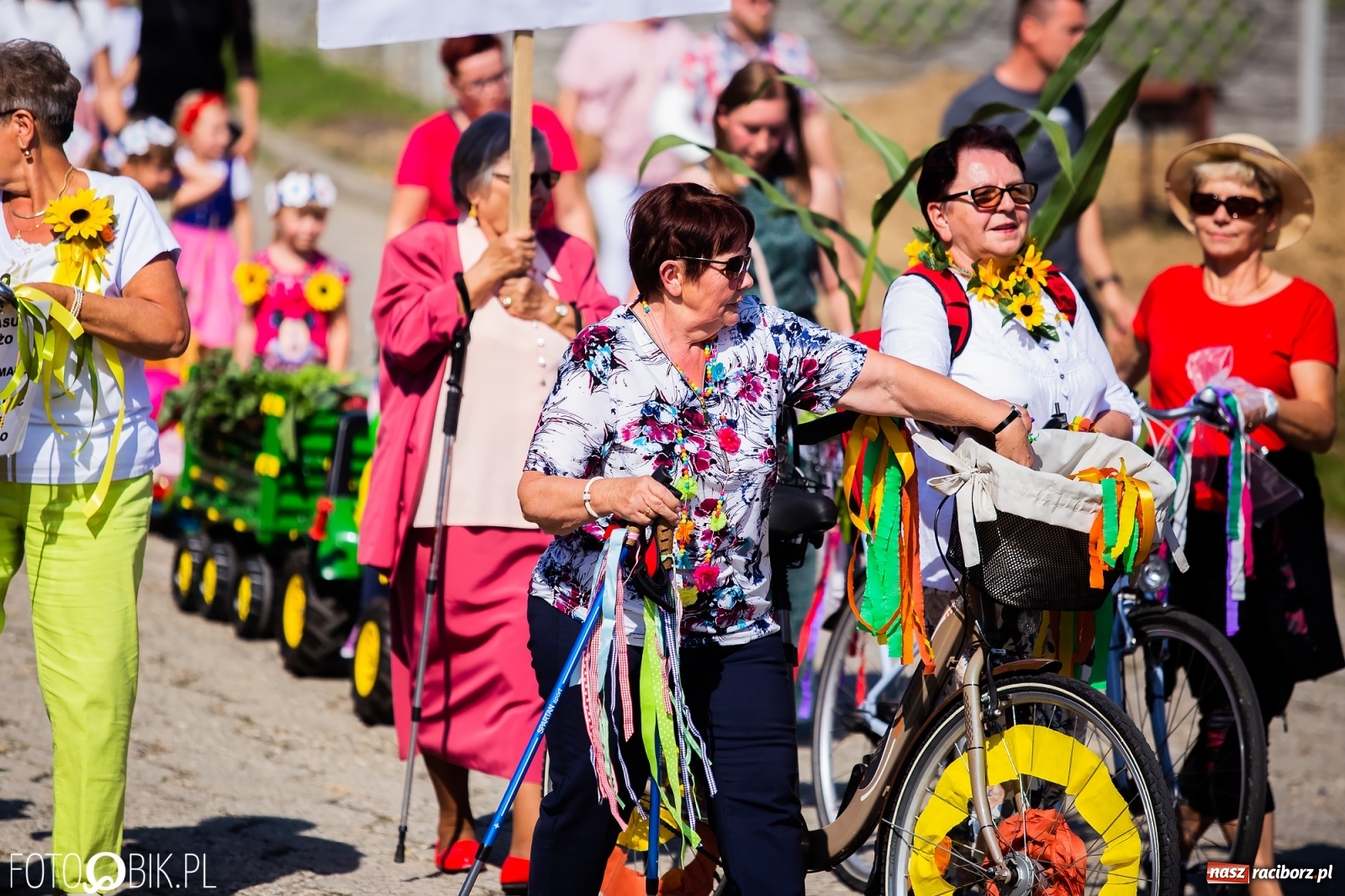 Zdjęcie w galerii na portalu naszraciborz.pl: Dożynki sołeckie w Borucinie. Spontaniczny długi korowód [FOTO i WIDEO] wiadomości z regionu