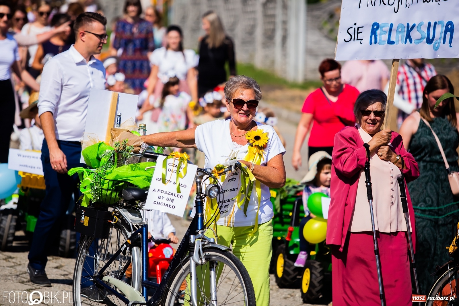 Zdjęcie w galerii na portalu naszraciborz.pl: Dożynki sołeckie w Borucinie. Spontaniczny długi korowód [FOTO i WIDEO] wiadomości z regionu