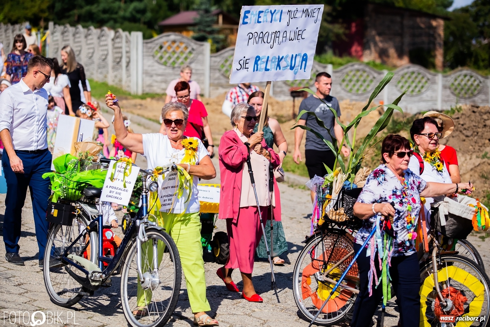 Zdjęcie w galerii na portalu naszraciborz.pl: Dożynki sołeckie w Borucinie. Spontaniczny długi korowód [FOTO i WIDEO] wiadomości z regionu