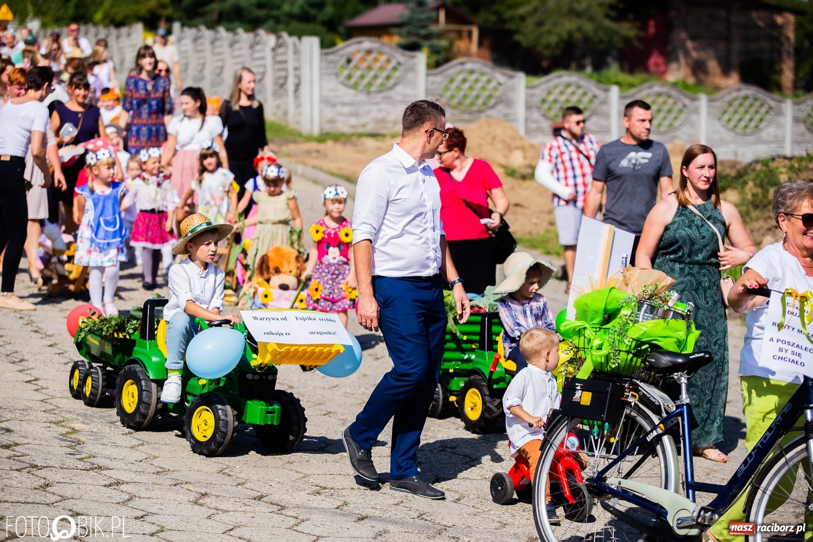 Zdjęcie w galerii na portalu naszraciborz.pl: Dożynki sołeckie w Borucinie. Spontaniczny długi korowód [FOTO i WIDEO] wiadomości z regionu