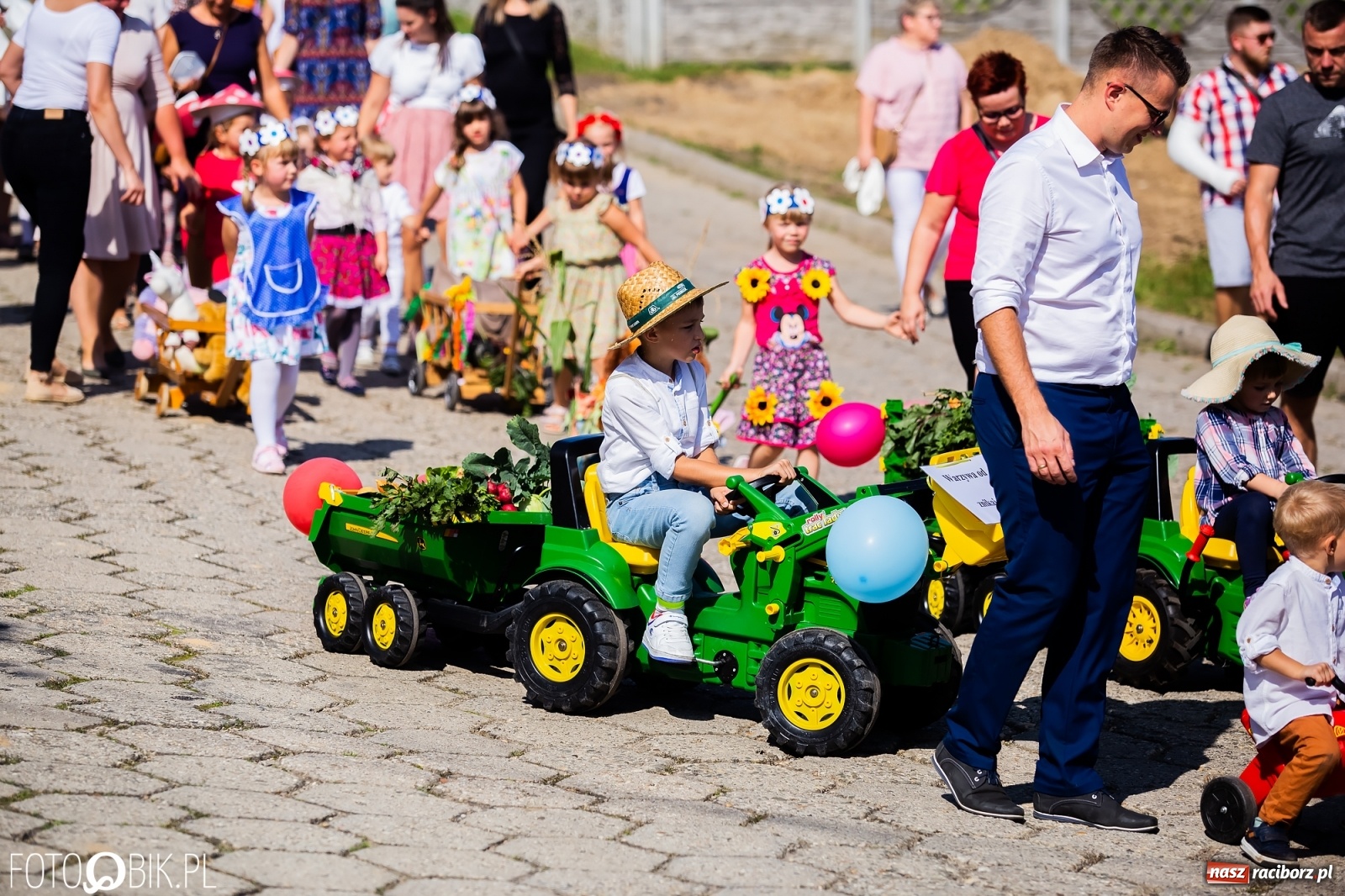 Zdjęcie w galerii na portalu naszraciborz.pl: Dożynki sołeckie w Borucinie. Spontaniczny długi korowód [FOTO i WIDEO] wiadomości z regionu