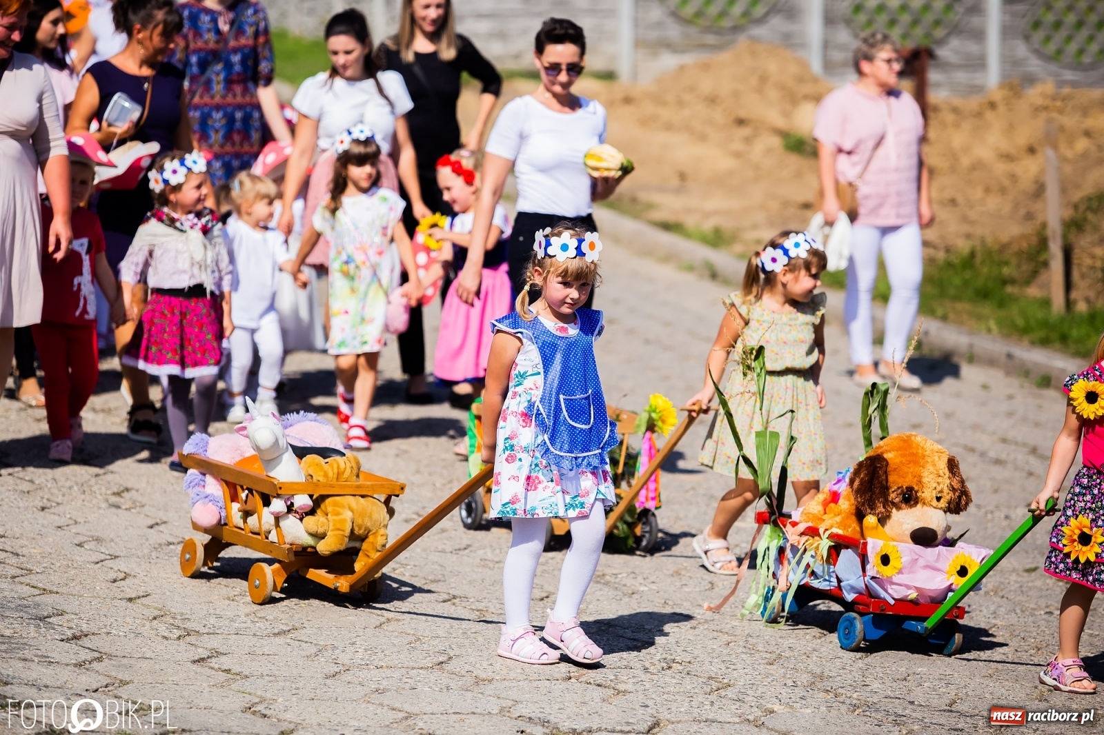 Zdjęcie w galerii na portalu naszraciborz.pl: Dożynki sołeckie w Borucinie. Spontaniczny długi korowód [FOTO i WIDEO] wiadomości z regionu