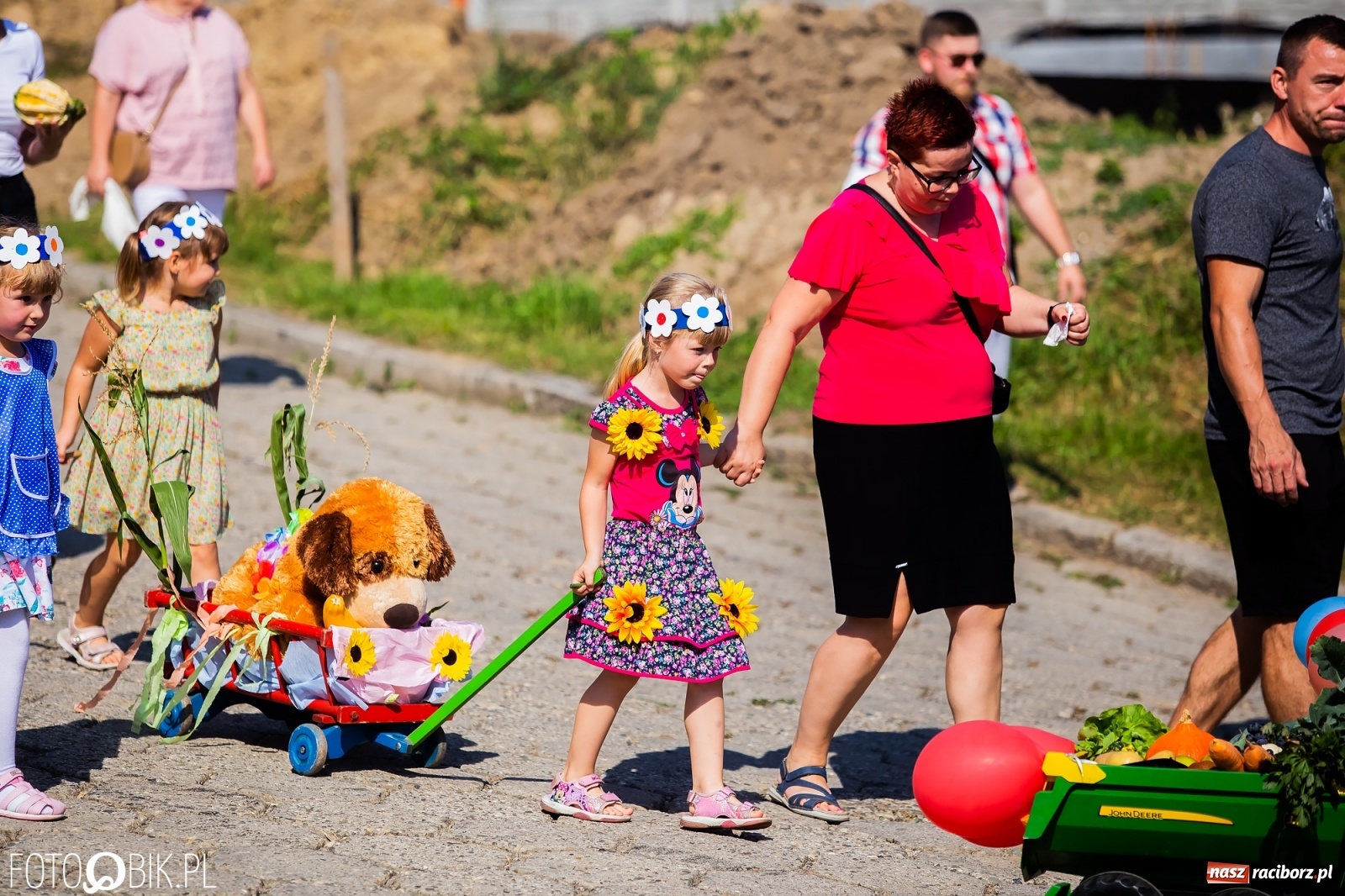 Zdjęcie w galerii na portalu naszraciborz.pl: Dożynki sołeckie w Borucinie. Spontaniczny długi korowód [FOTO i WIDEO] wiadomości z regionu