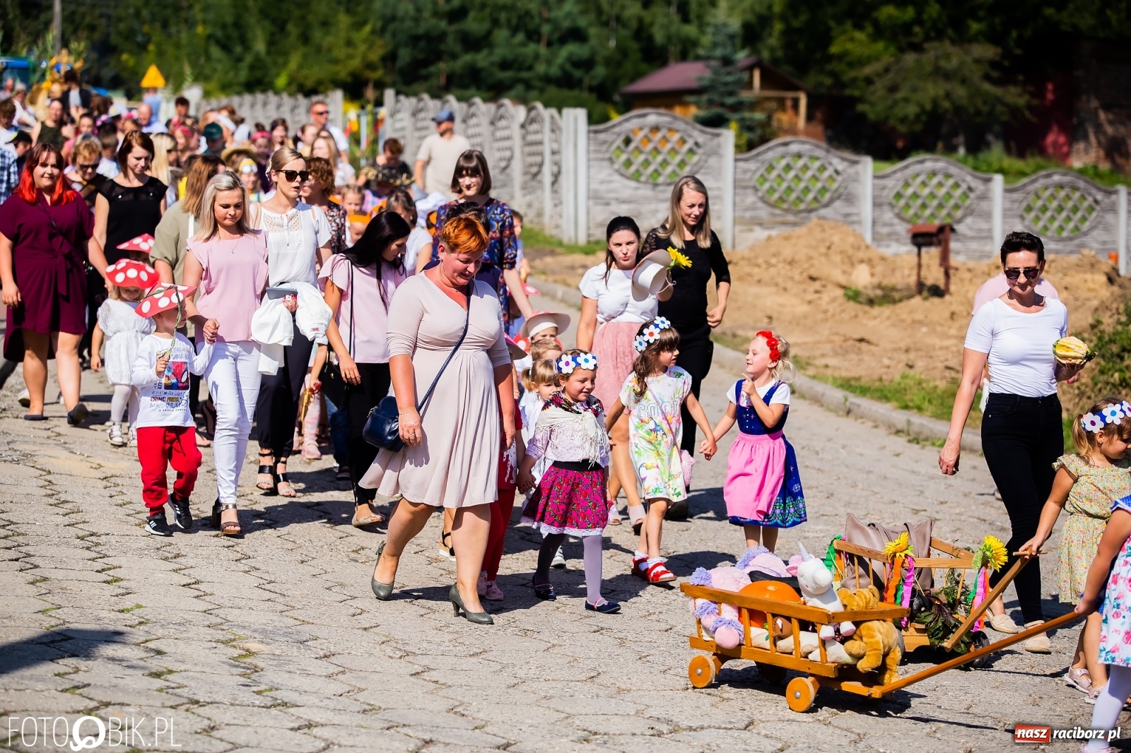 Zdjęcie w galerii na portalu naszraciborz.pl: Dożynki sołeckie w Borucinie. Spontaniczny długi korowód [FOTO i WIDEO] wiadomości z regionu