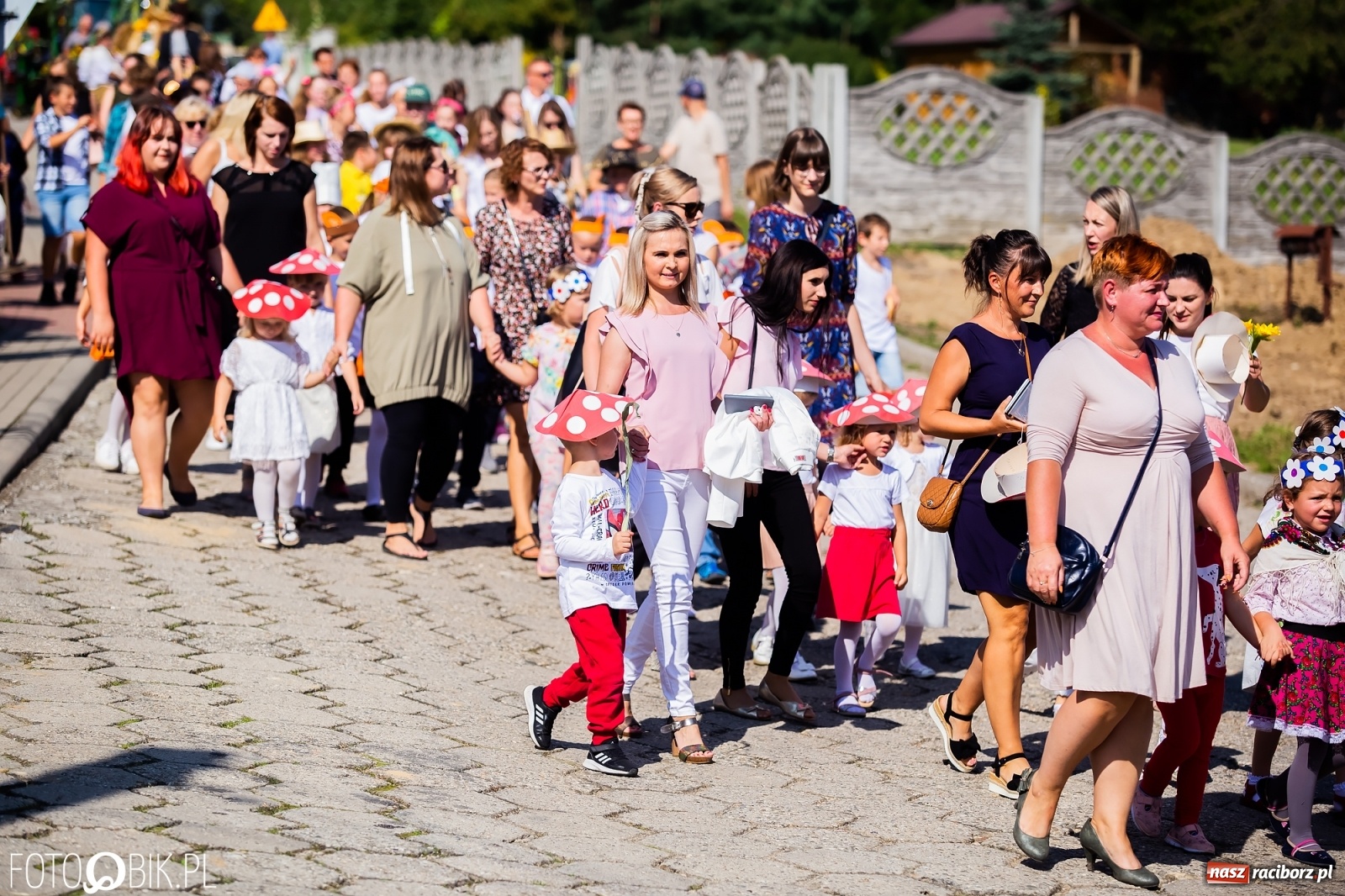 Zdjęcie w galerii na portalu naszraciborz.pl: Dożynki sołeckie w Borucinie. Spontaniczny długi korowód [FOTO i WIDEO] wiadomości z regionu