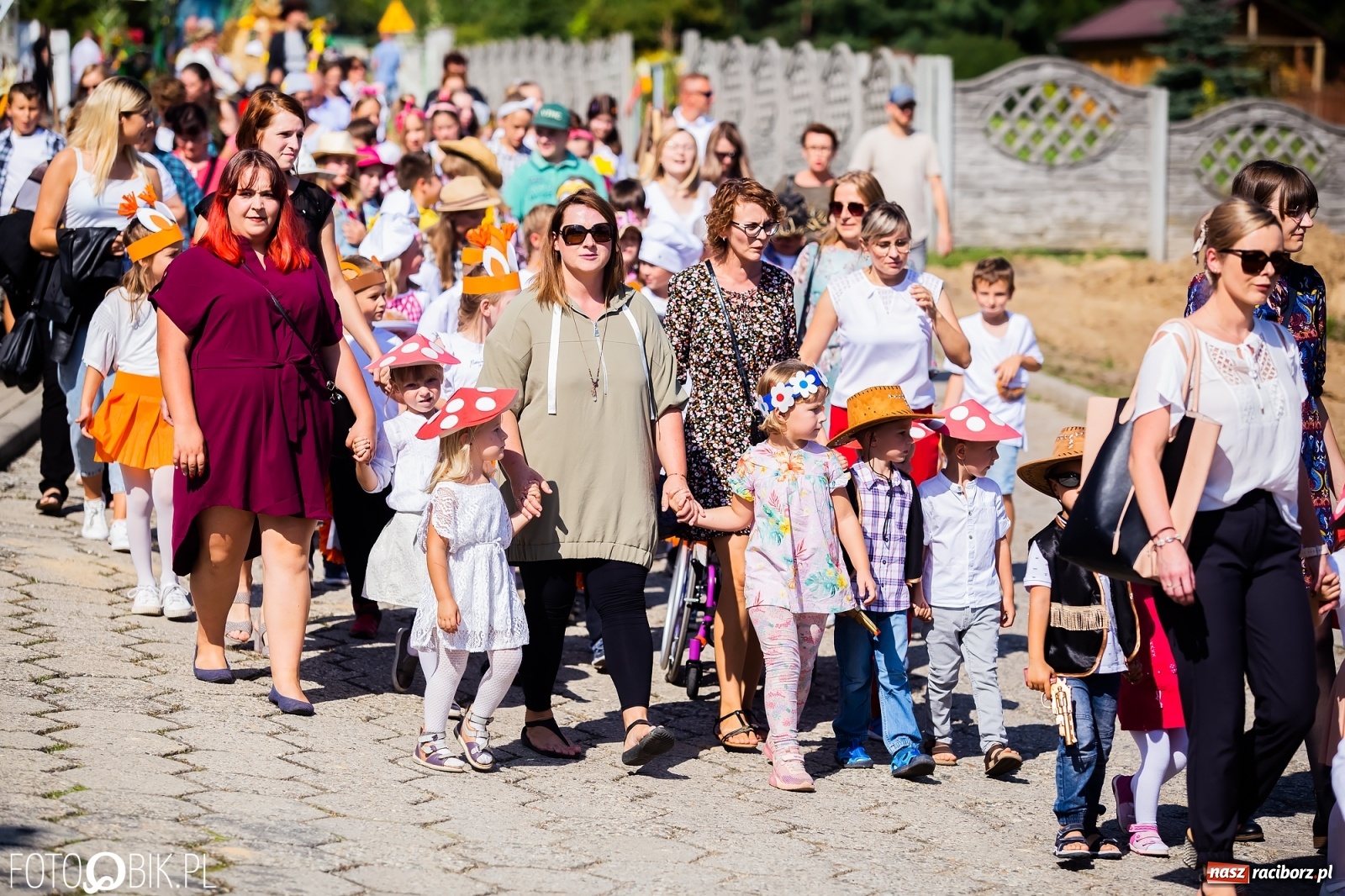 Zdjęcie w galerii na portalu naszraciborz.pl: Dożynki sołeckie w Borucinie. Spontaniczny długi korowód [FOTO i WIDEO] wiadomości z regionu
