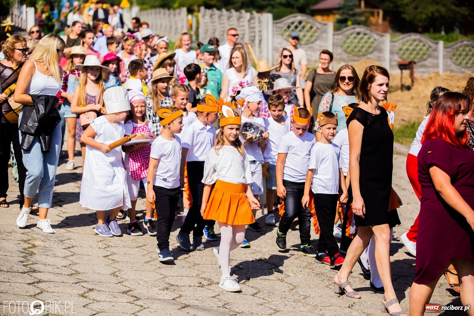 Zdjęcie w galerii na portalu naszraciborz.pl: Dożynki sołeckie w Borucinie. Spontaniczny długi korowód [FOTO i WIDEO] wiadomości z regionu