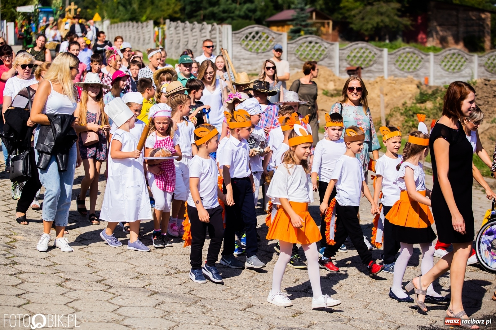 Zdjęcie w galerii na portalu naszraciborz.pl: Dożynki sołeckie w Borucinie. Spontaniczny długi korowód [FOTO i WIDEO] wiadomości z regionu