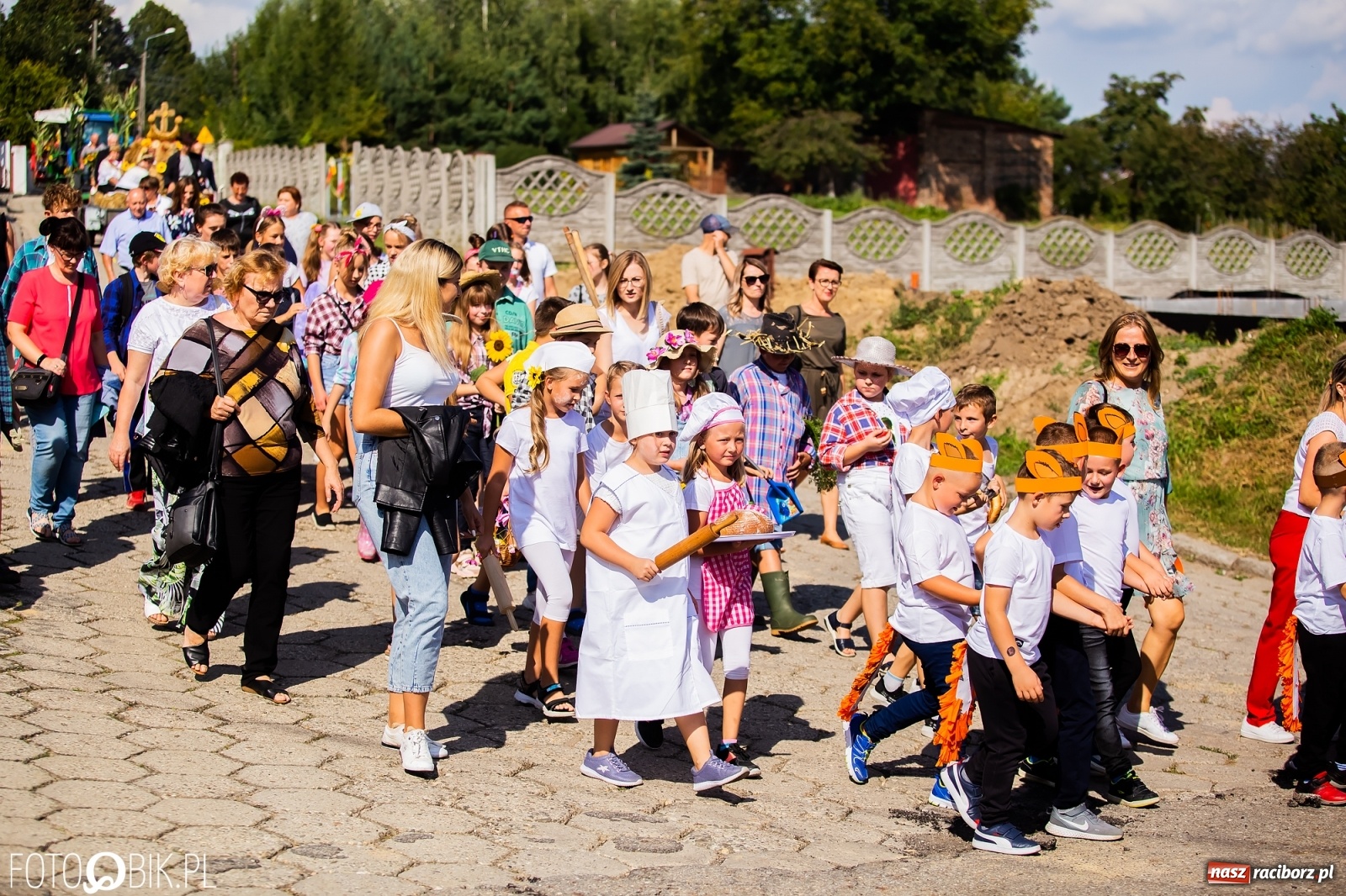 Zdjęcie w galerii na portalu naszraciborz.pl: Dożynki sołeckie w Borucinie. Spontaniczny długi korowód [FOTO i WIDEO] wiadomości z regionu