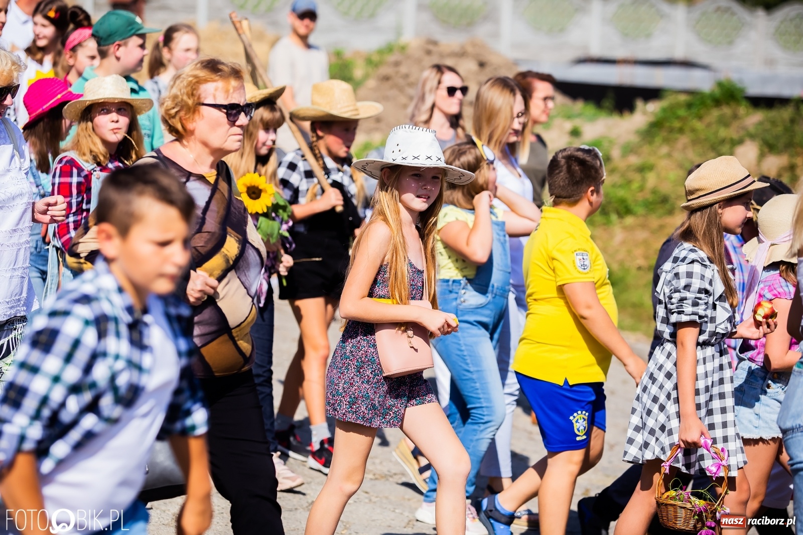 Zdjęcie w galerii na portalu naszraciborz.pl: Dożynki sołeckie w Borucinie. Spontaniczny długi korowód [FOTO i WIDEO] wiadomości z regionu