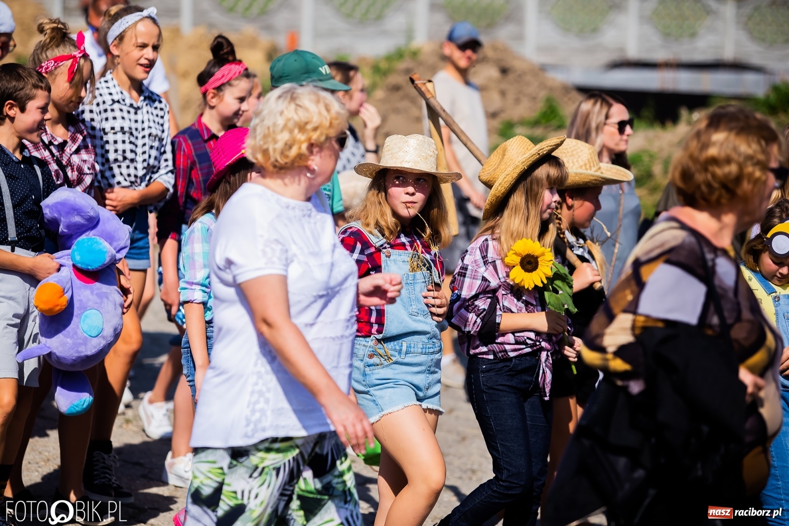 Zdjęcie w galerii na portalu naszraciborz.pl: Dożynki sołeckie w Borucinie. Spontaniczny długi korowód [FOTO i WIDEO] wiadomości z regionu