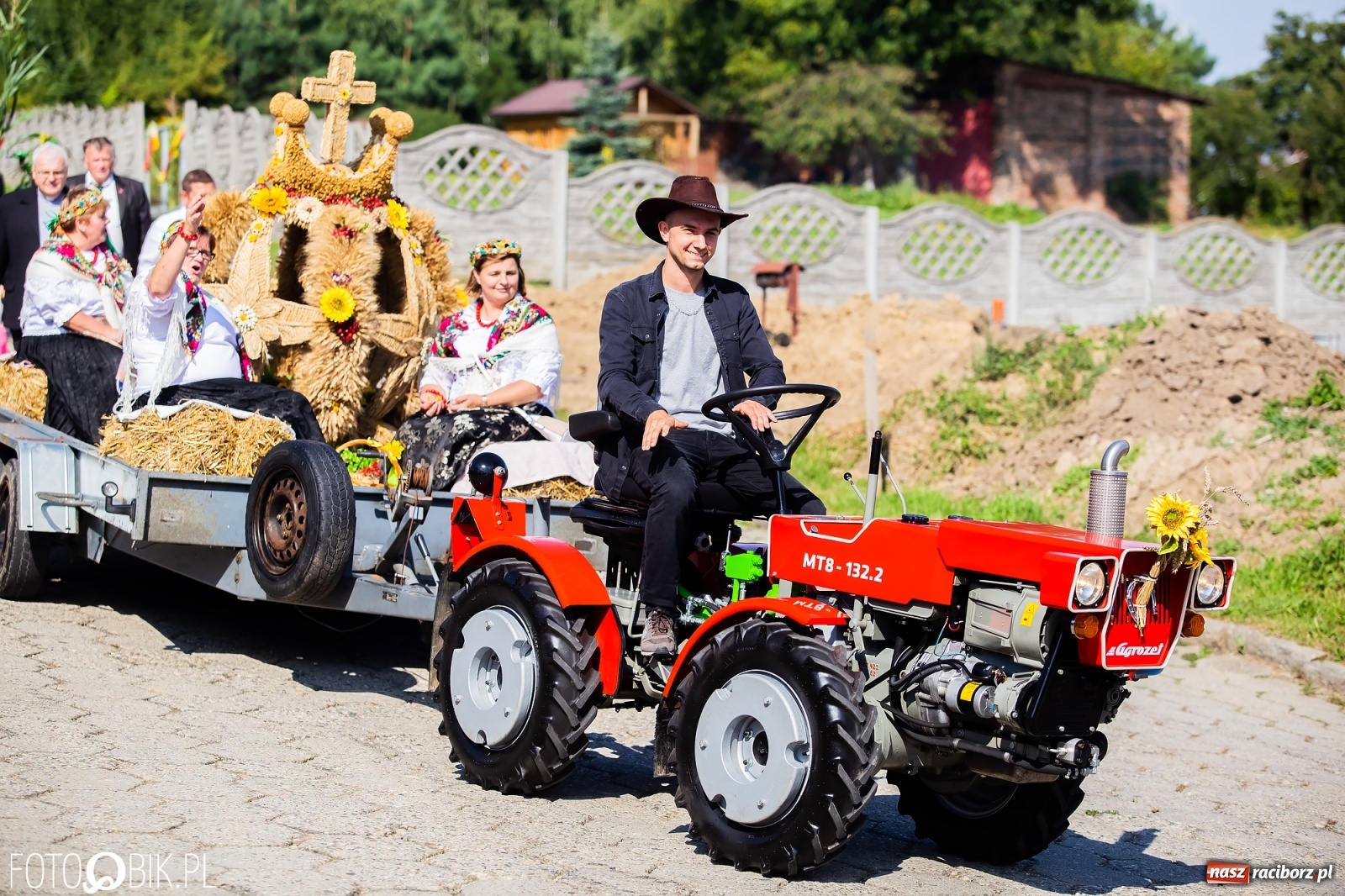 Zdjęcie w galerii na portalu naszraciborz.pl: Dożynki sołeckie w Borucinie. Spontaniczny długi korowód [FOTO i WIDEO] wiadomości z regionu