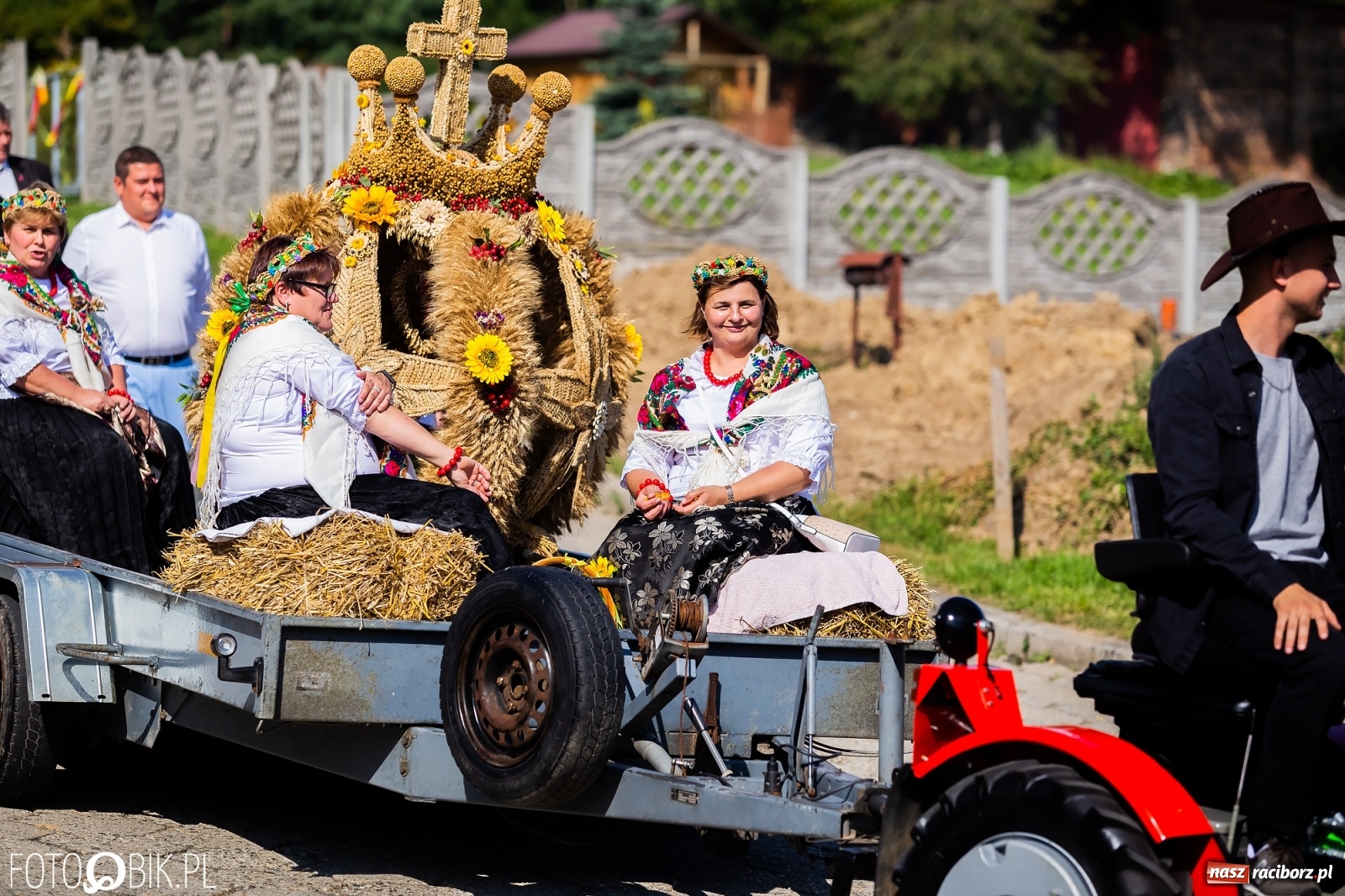 Zdjęcie w galerii na portalu naszraciborz.pl: Dożynki sołeckie w Borucinie. Spontaniczny długi korowód [FOTO i WIDEO] wiadomości z regionu